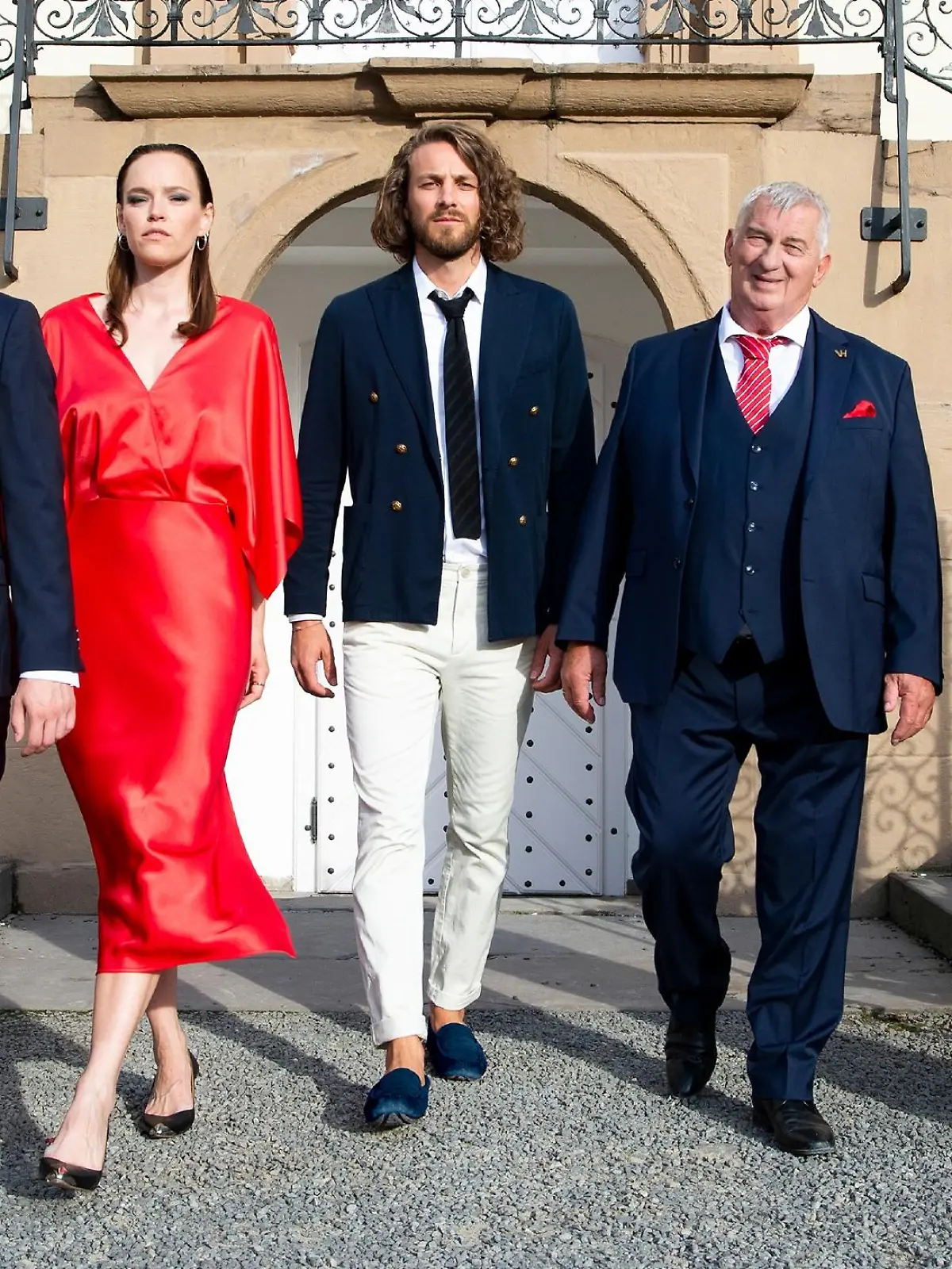 V.l.: Paul Verhoven (Lennart Betzgen), Livia Verhoven (Livia Matthes), Alexander Verhoven (Frederik Götz), Robert Verhoven (Heinz Hoenig) und Eva Verhoven (Stephanie Japp).

Die Verwendung des sendungsbezogenen Materials ist nur mit dem Hinweis und Verlinkung auf TVNOW gestattet.