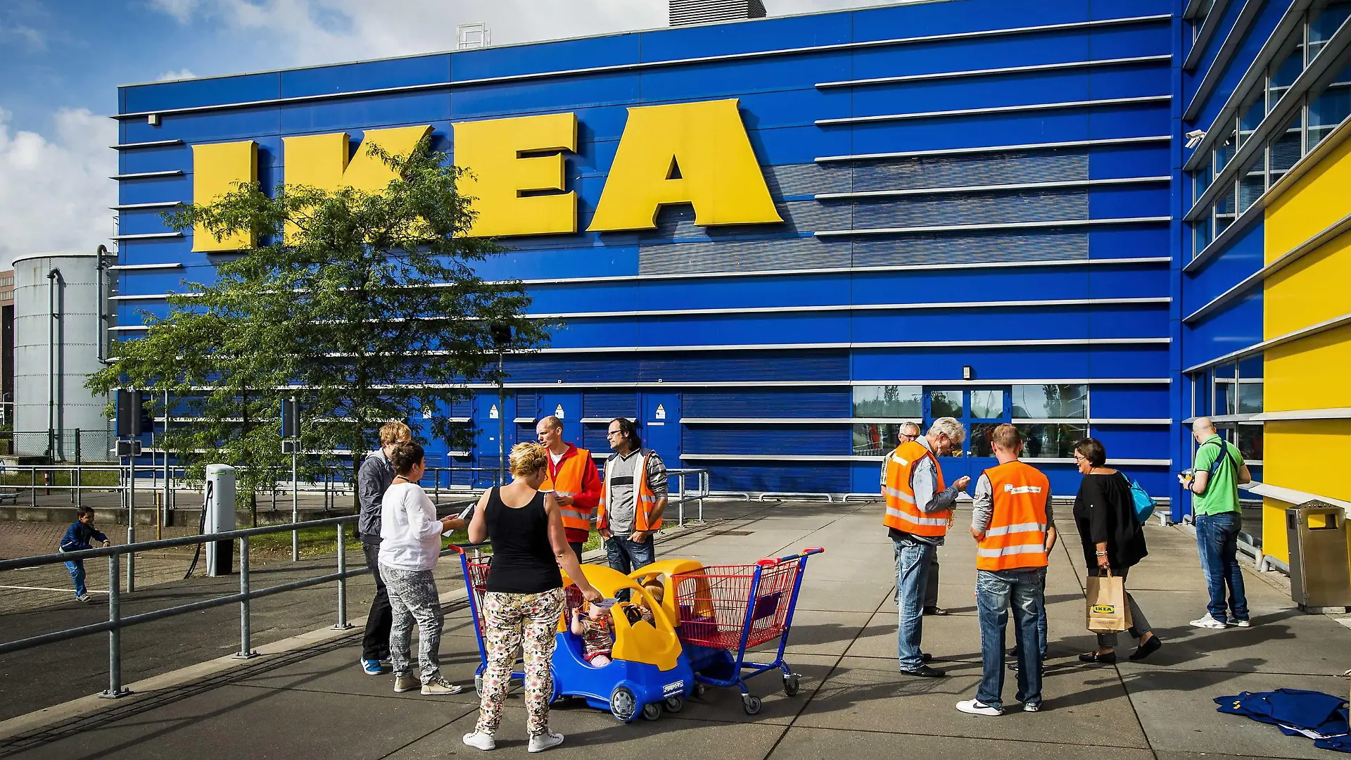 epa04354596 Activists from Dutch trade union FNV inform customers of IKEA about the alleged poor working conditions for the drivers of the retail in Haarlem, The Netherlands, 15 August 2014. The joint action of the trade unions FNV and BTB Belgium invited shoppers to send an email to IKEA to voice their concern. According to the unions, mostly Eastern European IKEA drivers are allegedly being exploited EPA/REMKO DE WAAL +++(c) dpa - Bildfunk+++