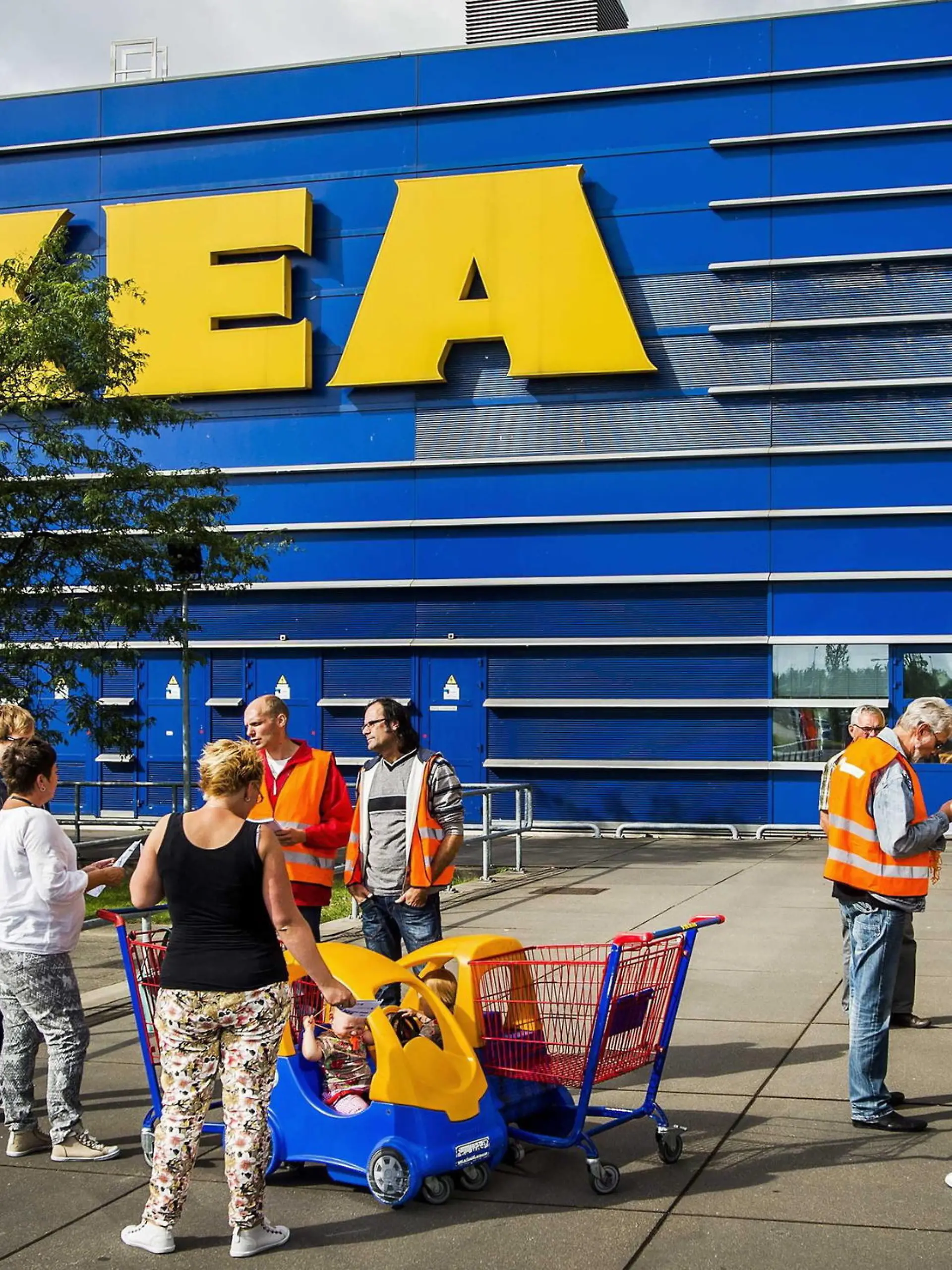 epa04354596 Activists from Dutch trade union FNV inform customers of IKEA about the alleged poor working conditions for the drivers of the retail in Haarlem, The Netherlands, 15 August 2014. The joint action of the trade unions FNV and BTB Belgium invited shoppers to send an email to IKEA to voice their concern. According to the unions, mostly Eastern European IKEA drivers are allegedly being exploited EPA/REMKO DE WAAL +++(c) dpa - Bildfunk+++