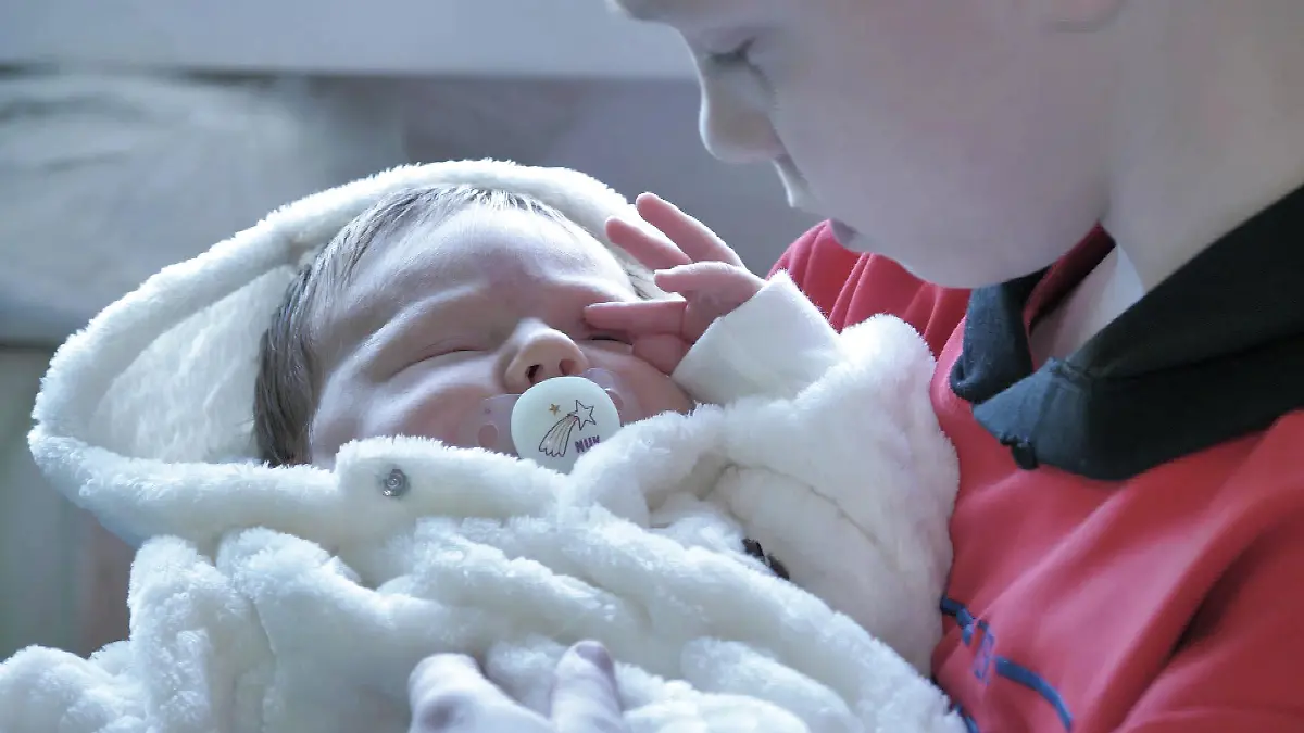 Ivan hält Darias Töchterchen Emilia im Arm.