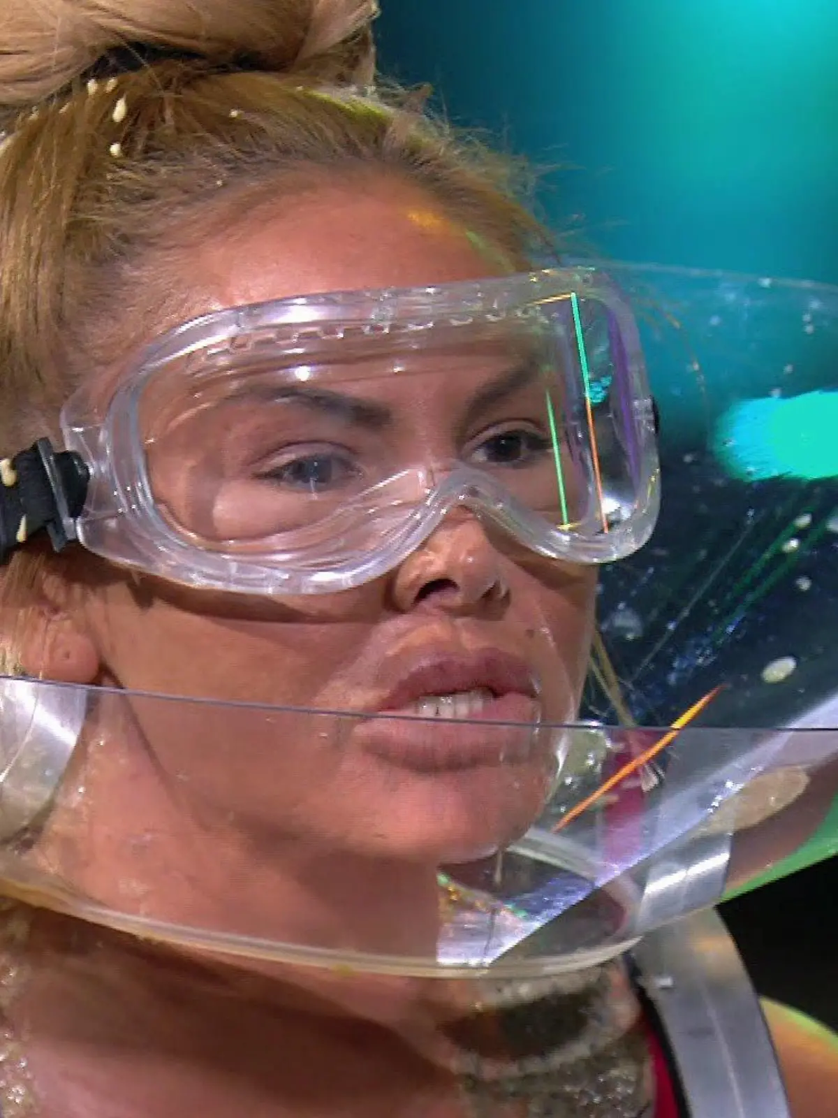 Lisha im Sommerhaus beim Spiel "Du blöder Mixer"