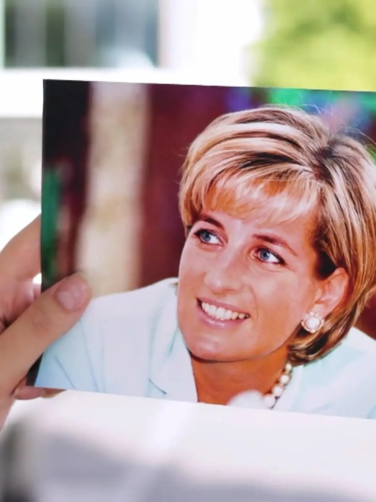 Diese Frisur ist legendär – und offenbar zeitlos! 26 Jahre nach ihrem Tod erlebt der berühmte Bob von Stil-Ikone Lady Diana sein Comeback. Worauf Sie beim Styling und Schnitt achten sollten, damit er trotzdem modern aussieht, sehen Sie im Video.