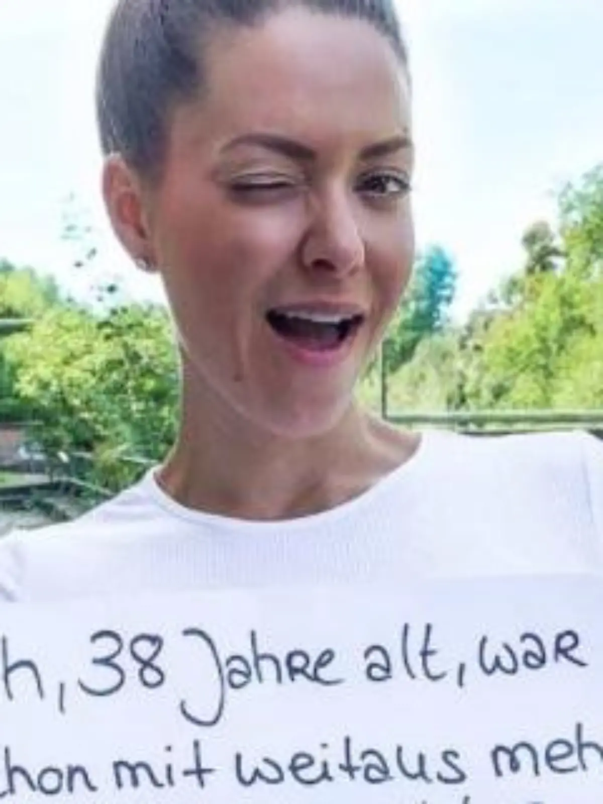 Frau hält Plakat hoch