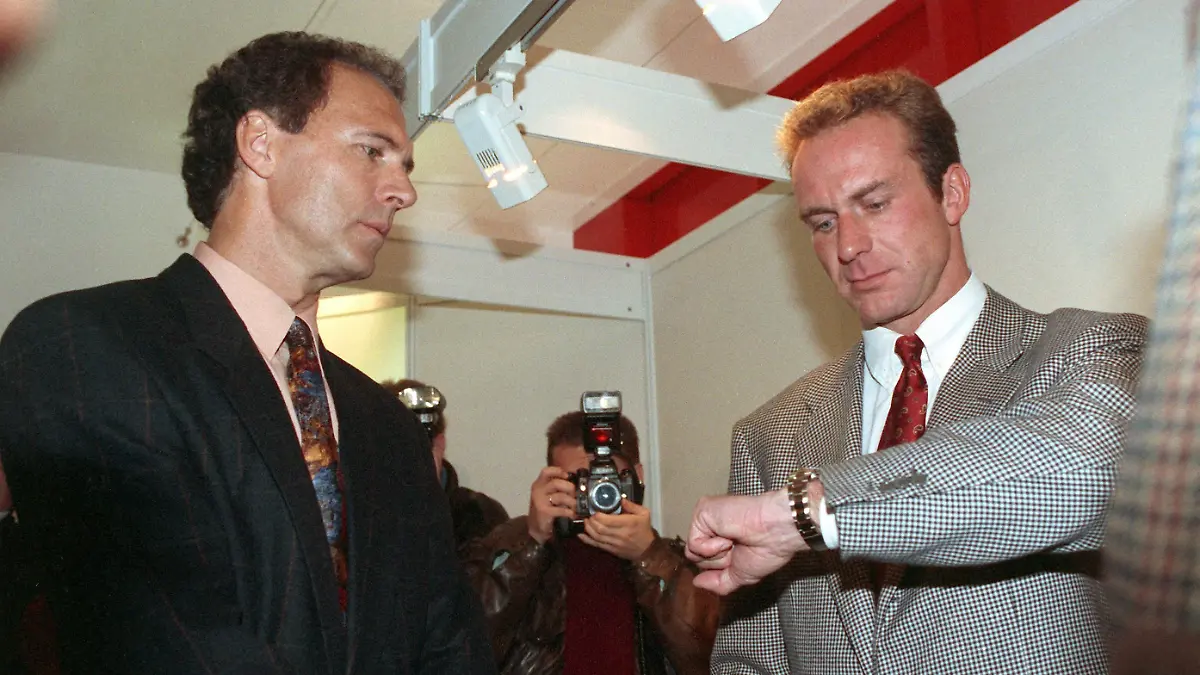 ARCHIV - 24.10.1992, Bayern, München: Die beiden Ex-Nationalspieler Franz Beckenbauer (l) und Karl-Heinz Rummenigge (r) während einer Pressekonferenz. (zu dpa: "Karl-Heinz Rummenigge: «Wir sind von der Muse des Erfolges geküsst»"). Foto: Martina Hellmann/dpa +++ dpa-Bildfunk +++