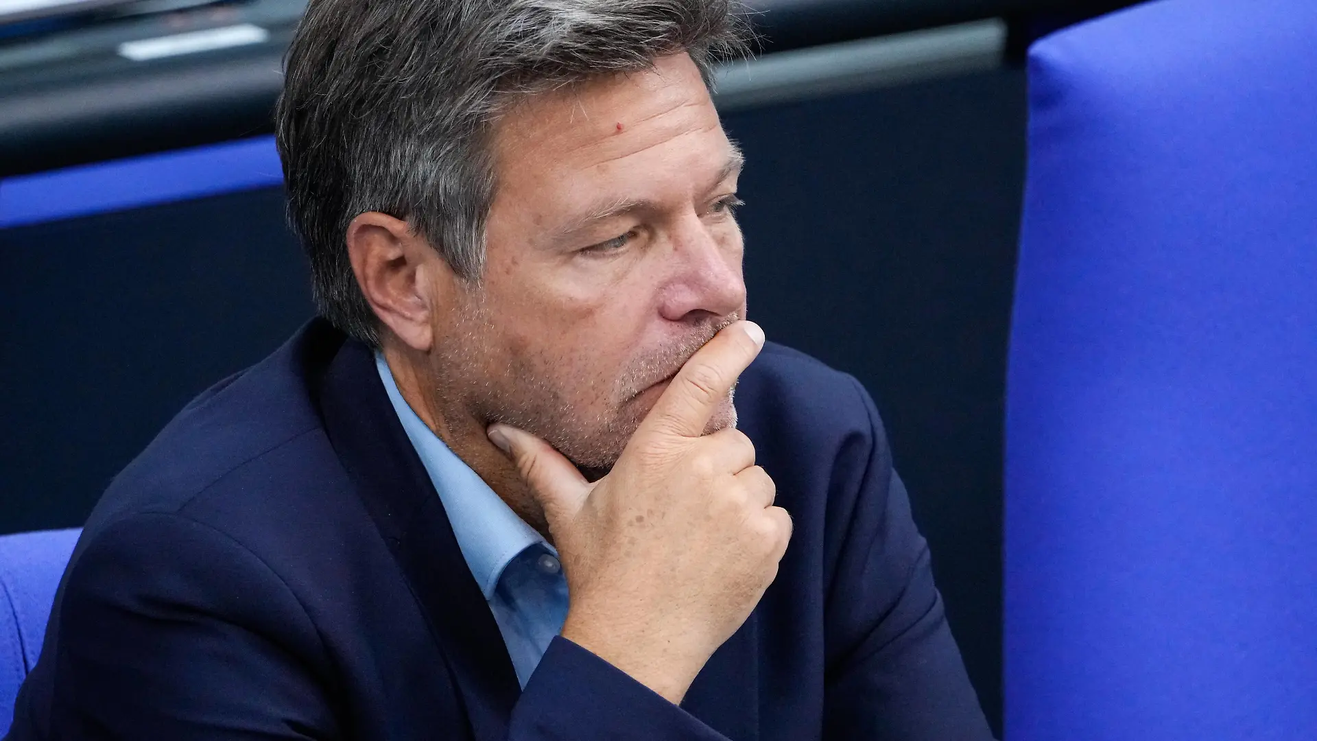 54. Bundestagssitzung und Debatte Aktuell,22.09.2022 Berlin, Wirtschafts- und Klimaminister Robert Habeck Gruene im Portrait auf der Regierungsbank bei der Debatte Aktuelle Stunde - Gewaehrleistung der Energieversorgung bei der 54. Sitzung des Deutschen Bundestag in Berlin Berlin Berlin Deutschland *** 54 Bundestag session and debate Current,22 09 2022 Berlin, Economy and Climate Minister Robert Habeck Gruene in portrait on the government bench during the debate Current hour guarantee of energy supply at the 54 session of the German Bundestag in Berlin Berlin Germany