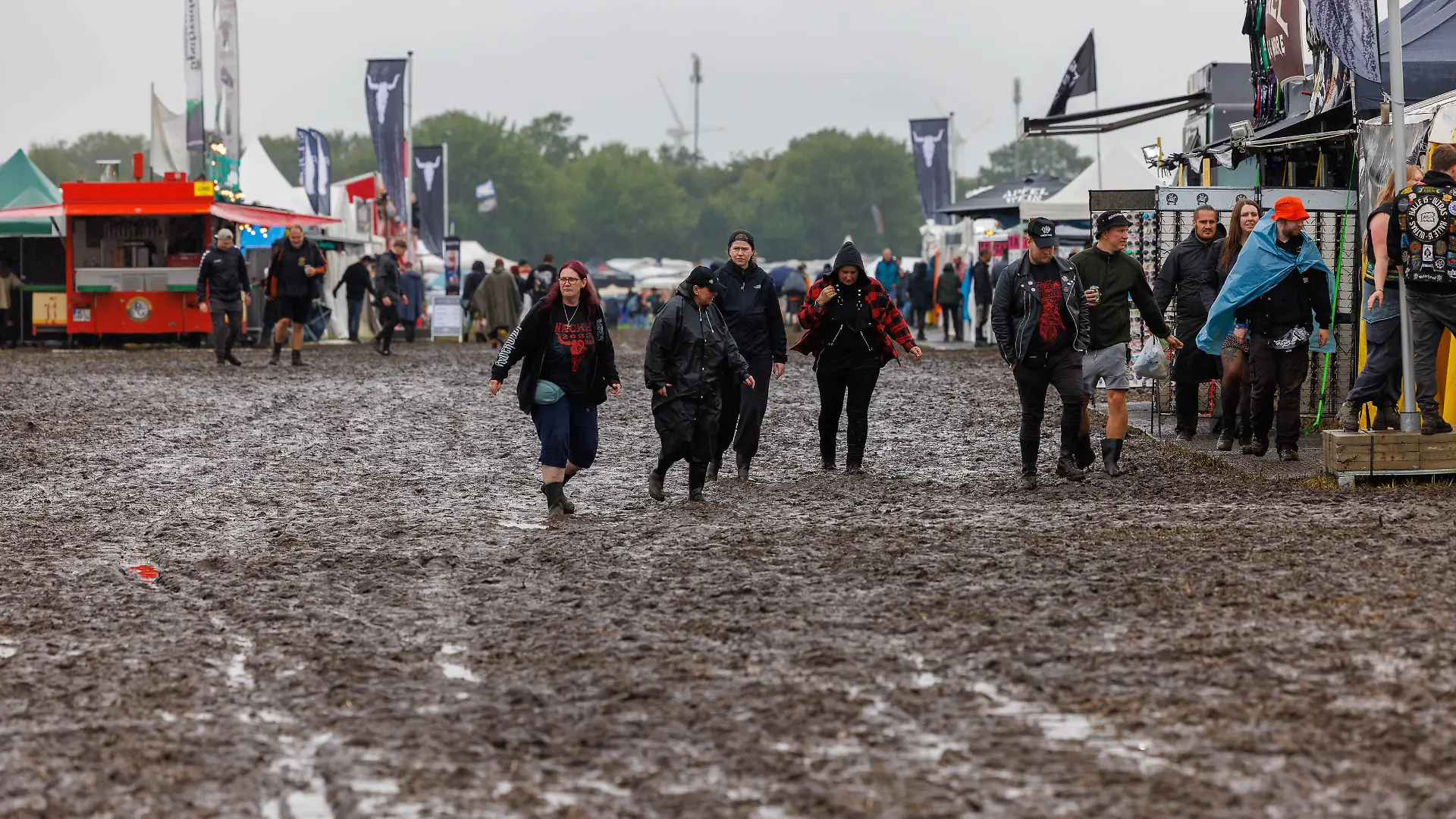 Wacken 2023 vorübergehender Anreisestop wegen der Wetterlage. Obwohl es am Montag wegen der Starkregen einen vorübergehenden Anreisestop auf dem Wacken Open Air gibt, freuten sich die Fans, die es bis dahin auf das Festivalgelände geschafft haben. Unbeirrt vom Wind und Wetter leben Metalfans ganz in der Situaltion und machen das Beste daraus. Der Start des Festivals am Mittwoch soll aber wie geplant stattfinden. Wacken Wacken open Air Schleswig Holstein Deutschland _JR57186 *** Wacken 2023 temporary arrival stop because of the weather Although there is a temporary arrival stop at the Wacken Open Air on Monday because of heavy rain, the fans who have made it to the festival site by then were happy Unperturbed by the wind and weather meta