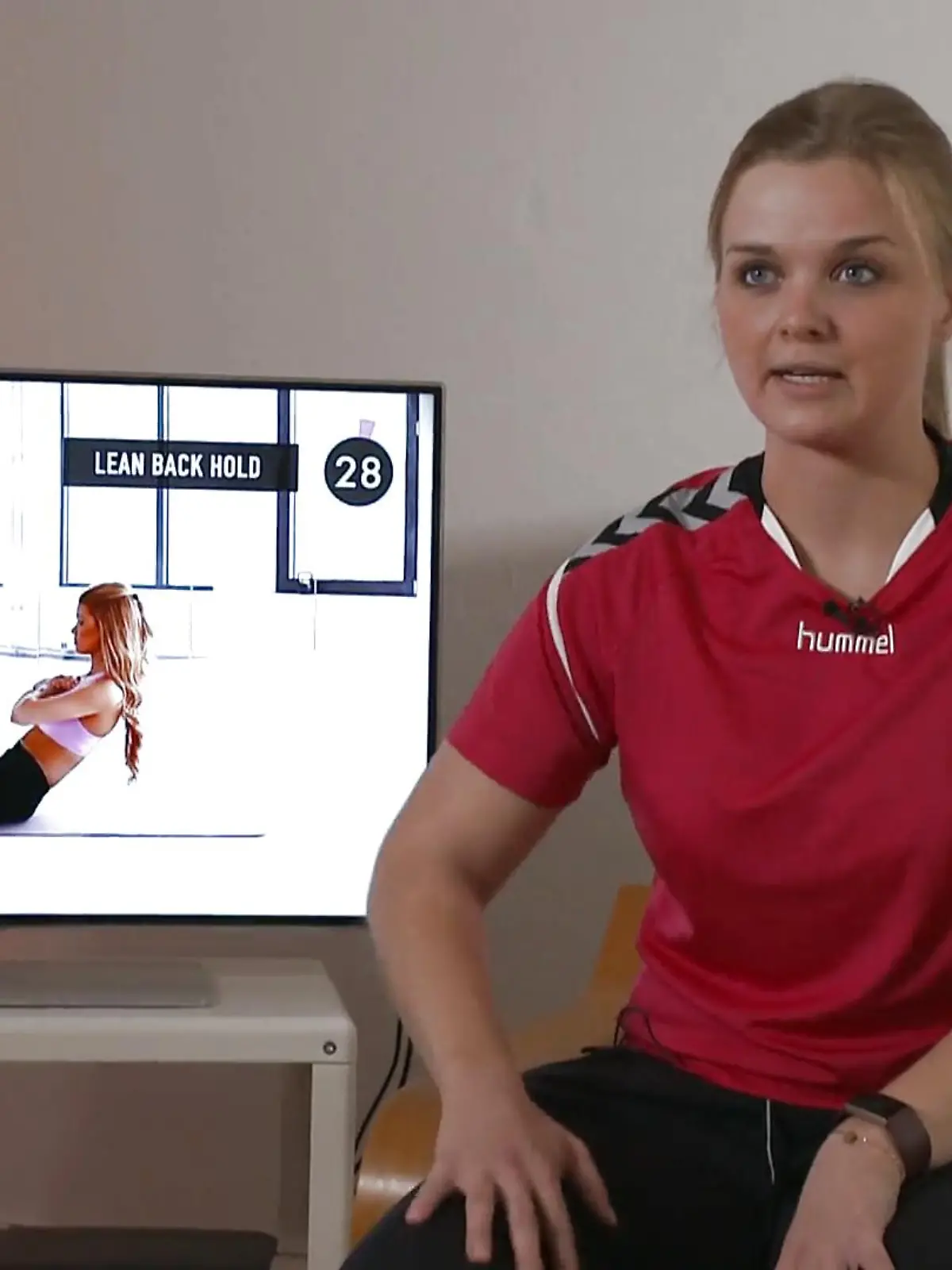RTL-Volontärin Alicia hat zu einem Fitness-Video von Influencerin Pamela Reif trainiert und hatte danach starke Rückenschmerzen mit Verdacht auf einen Bandscheibenvorfall. Wie gefährlich sind solche Internet-Workouts für ungeübte Sportler? Das schätzt ein Experte im Video ein!