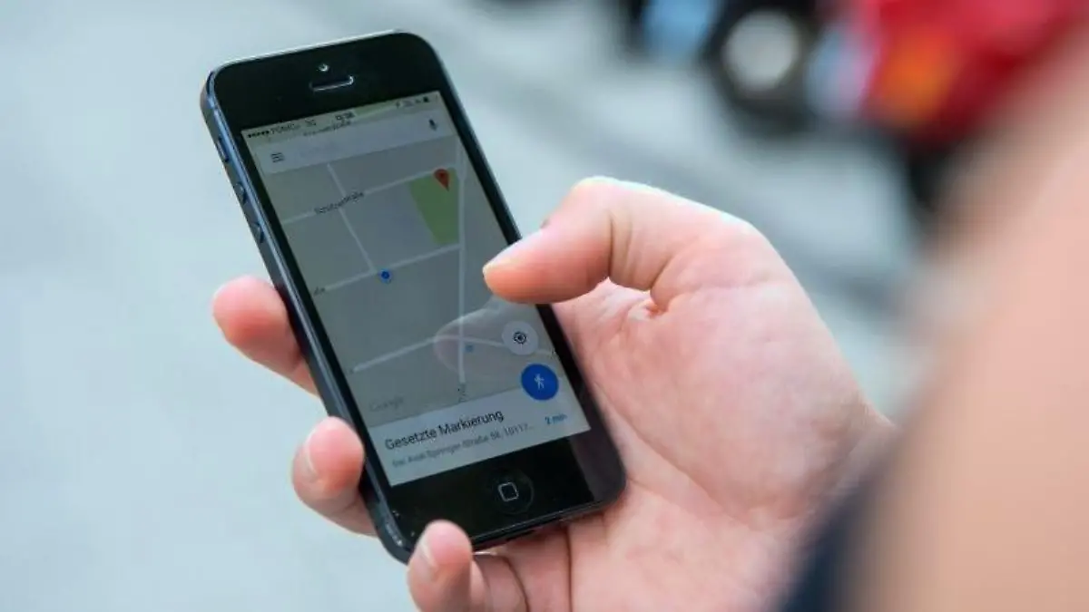 Auf jeden Fall muss eine Karten-App auf das Telefon. Ob das nun Google Maps, Apple Maps, here oder eine App auf Basis von OpenStreetMap ist, bleibt Geschmackssache. Foto: Andrea Warnecke