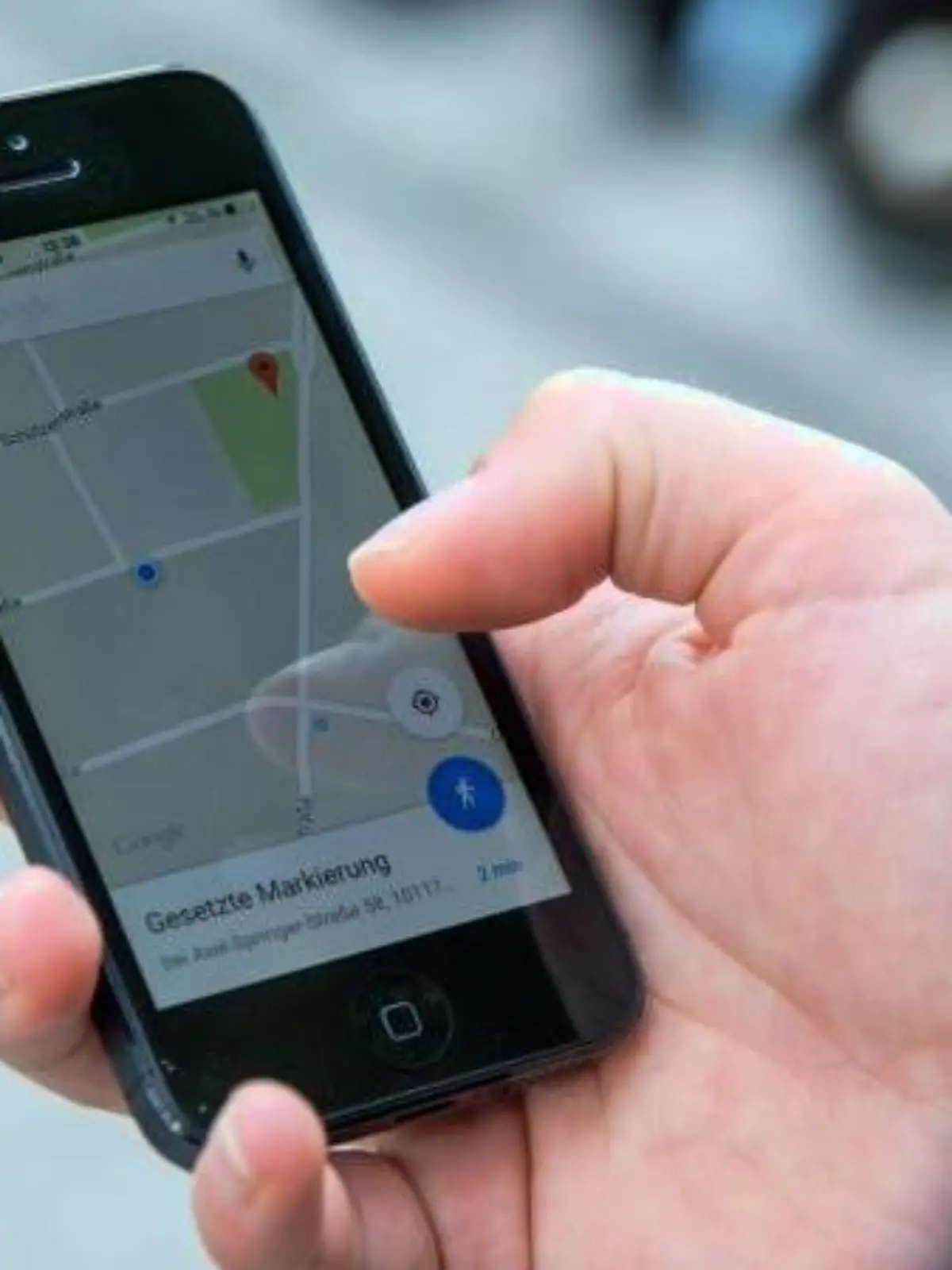 Auf jeden Fall muss eine Karten-App auf das Telefon. Ob das nun Google Maps, Apple Maps, here oder eine App auf Basis von OpenStreetMap ist, bleibt Geschmackssache. Foto: Andrea Warnecke