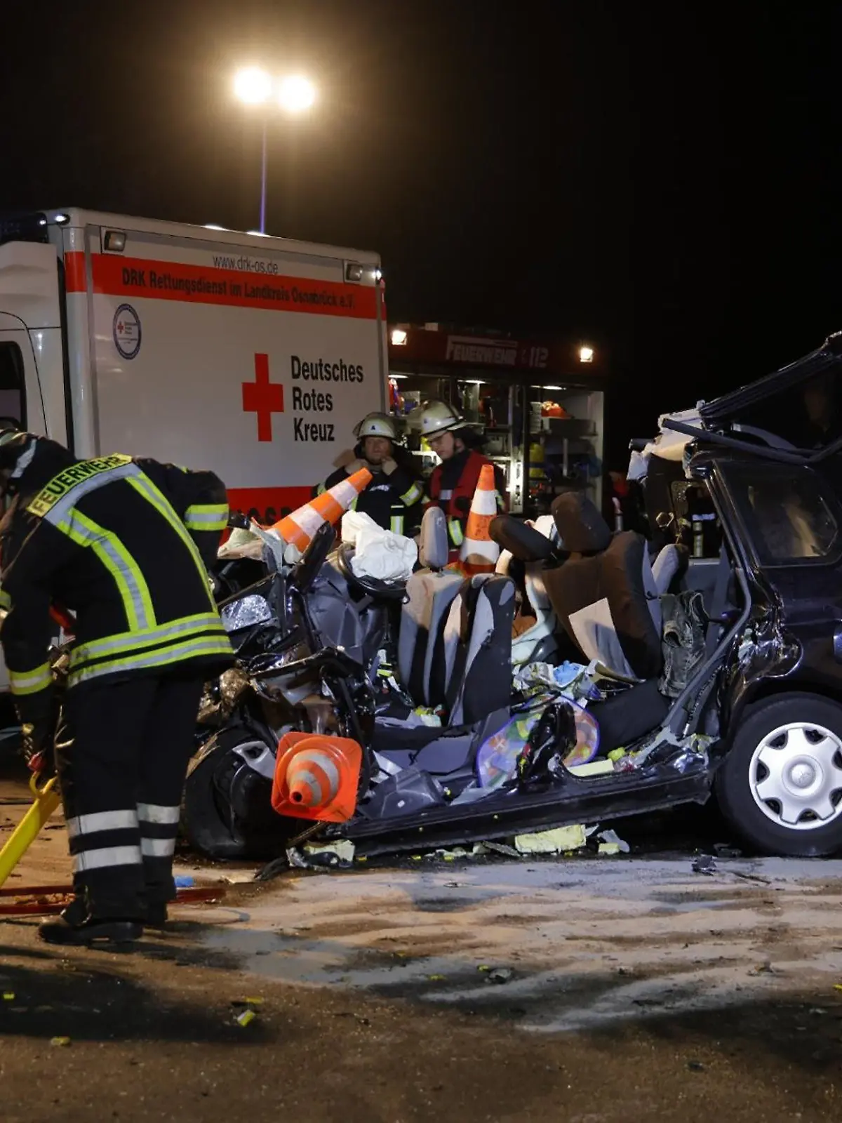 25.09.2022, Niedersachsen, Bohmte: Polizei, Feuerwehr und Rettungskräfte arbeiten an der Unfallstelle auf der Bundesstraße 51 im Landkreis Osnabrück. Bei einem frontalen Zusammenstoß zwischen einem Auto und einem Lastwagen sind vier Menschen ums Leben gekommen. In dem Auto hätten zwei Erwachsene und zwei kleine Kinder gesessen. Foto: Nord-West-Media TV/Nord-West-Media TV /dpa - ACHTUNG: Logos am LKW wurde(n) aus rechtlichen Gründen gepixelt +++ dpa-Bildfunk +++