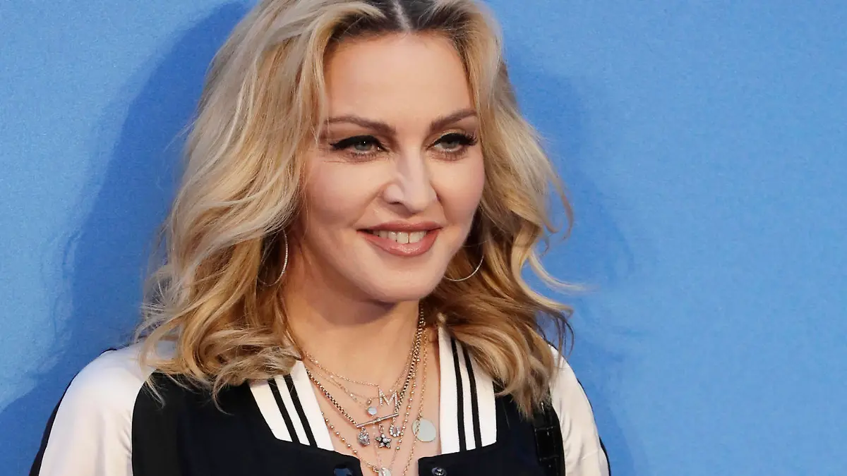 ARCHIV - Popstar Madonna kommt am 16.09.2016 in London (Großbritannien) zur Premiere des Films «The Beatles, Eight Days a Week». (Zu dpa "Madonna bestätigt Umzug nach Portugal: «Inspirierende Energie»" vom 03.09.2017) Foto: Kirsty Wigglesworth/AP/dpa +++(c) dpa - Bildfunk+++