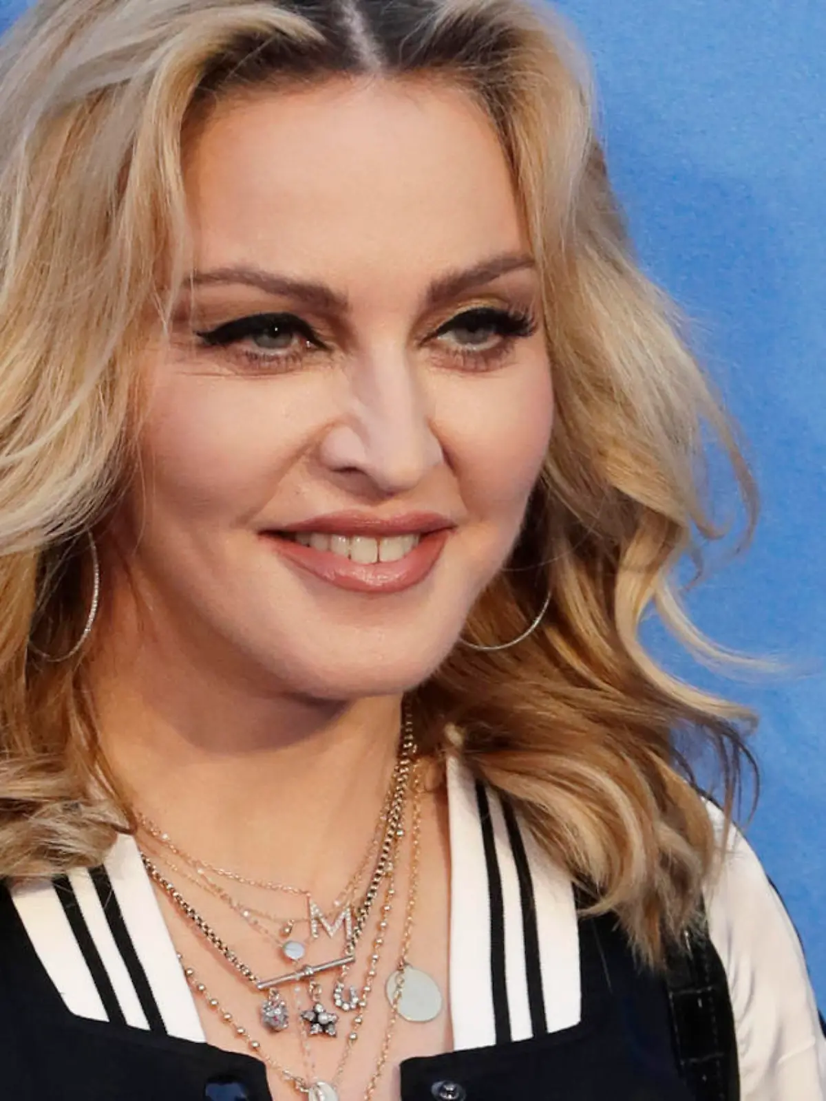 ARCHIV - Popstar Madonna kommt am 16.09.2016 in London (Großbritannien) zur Premiere des Films «The Beatles, Eight Days a Week». (Zu dpa "Madonna bestätigt Umzug nach Portugal: «Inspirierende Energie»" vom 03.09.2017) Foto: Kirsty Wigglesworth/AP/dpa +++(c) dpa - Bildfunk+++
