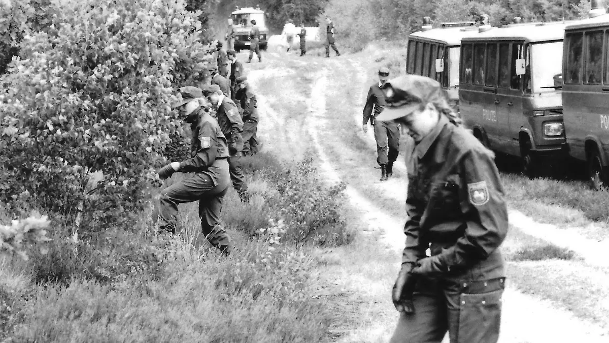 Polizeibeamte einer Hundertschaft durchsuchen am 30.07.1989 den Wald in der Göhrde bei Oldendorf (Niedersachsen) nach Spuren der Täter, die ein Hamburger Ehepaar getötet hatten. Nach der Aufklärung von zwei fast 30 Jahre zurückliegenden Doppelmorden in der Nähe von Lüneburg prüft die Polizei weitere ungelöste Fälle. (zu dpa «Polizei prüft nach Klärung von Göhrdemorden weitere ungelöste Fälle» vom 28.12.2017) Foto: Michael Behns/dpa +++(c) dpa - Bildfunk+++