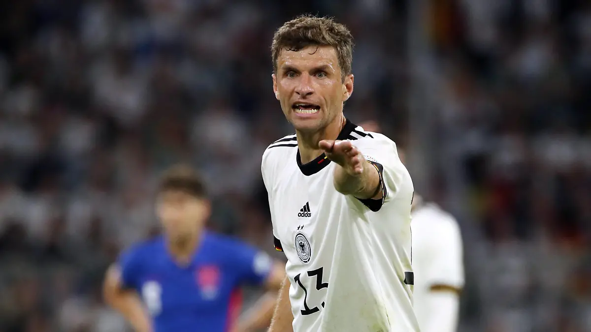 Thomas Müller zeigend, gestikulierend / Aktion / Oberkoerper Oberkörper / / Fußball Fussball / UEFA Nations League / Nationalmannschaft DFB Herren / Saison 2021/2022 / 07.06.2022 / Deutschland GER vs. England ENG / DFL regulations prohibit any use of photographs as image sequences and/or quasi-video. / *** Thomas Müller pointing, gesturing action upper body upper body sports football soccer UEFA Nations League national team DFB men season 2021 2022 07 06 2022 Germany GER vs England ENG DFL regulations prohibit any use of photographs as image sequences and or quasi video
