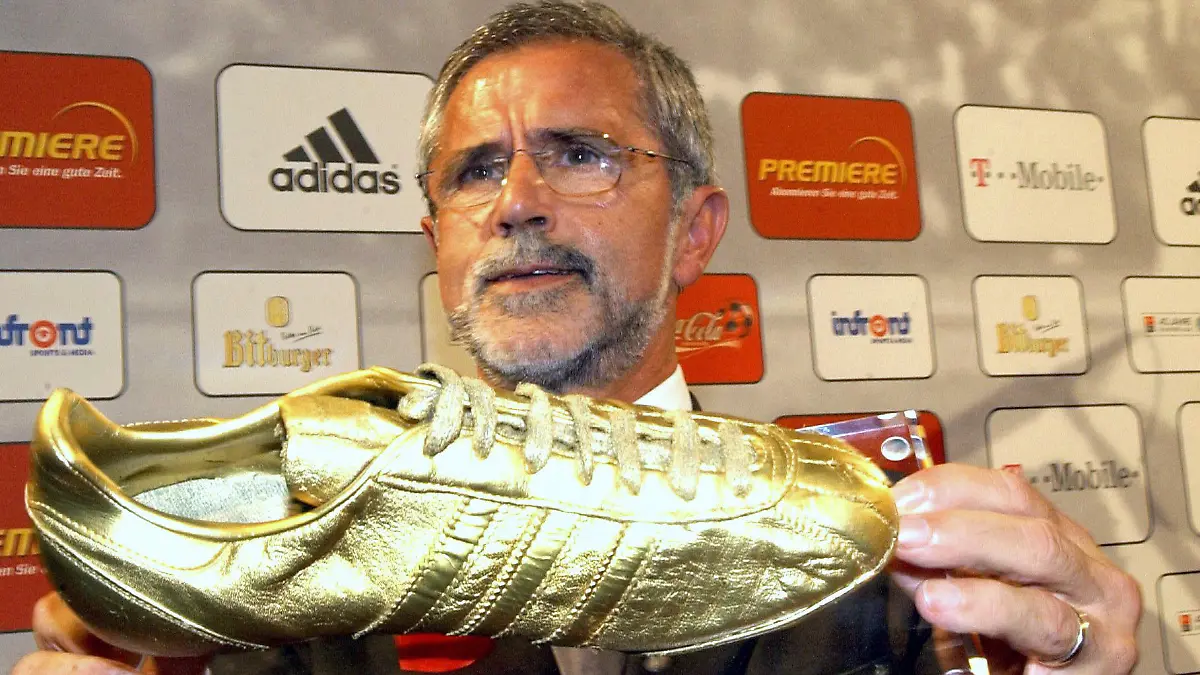 ARCHIV - 23.08.2003, Nordrhein-Westfalen, Köln: Der ehemalige Fußball-Nationalspieler Gerd Müller hält nach der Jubiläumsveranstaltung «40 Jahre Bundesliga» im Coloneum einen goldenen Fußballschuh. Müller wurde auf der Gala zum erfolgreichsten Spieler seit Bestehen der Fußball-Bundesliga gekürt. Er erzielte in 427 Bundesligaspielen 365 Tore. In der Saison 1971/1972 stellte er mit 40 Treffern einen Rekord «für die Ewigkeit»auf. (zu dpa «Der «Bomber» wird 75: Gerd Müller «kann man nicht hoch genug heben»») Foto: picture alliance / dpa +++ dpa-Bildfunk +++