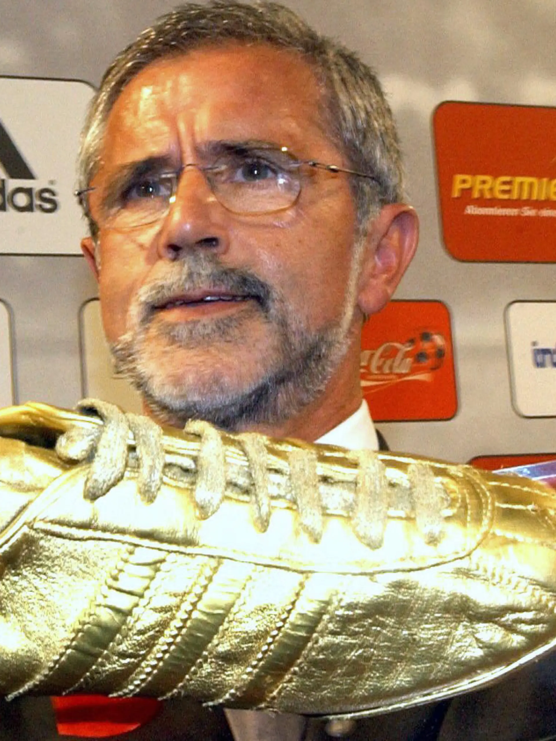 ARCHIV - 23.08.2003, Nordrhein-Westfalen, Köln: Der ehemalige Fußball-Nationalspieler Gerd Müller hält nach der Jubiläumsveranstaltung «40 Jahre Bundesliga» im Coloneum einen goldenen Fußballschuh. Müller wurde auf der Gala zum erfolgreichsten Spieler seit Bestehen der Fußball-Bundesliga gekürt. Er erzielte in 427 Bundesligaspielen 365 Tore. In der Saison 1971/1972 stellte er mit 40 Treffern einen Rekord «für die Ewigkeit»auf. (zu dpa «Der «Bomber» wird 75: Gerd Müller «kann man nicht hoch genug heben»») Foto: picture alliance / dpa +++ dpa-Bildfunk +++