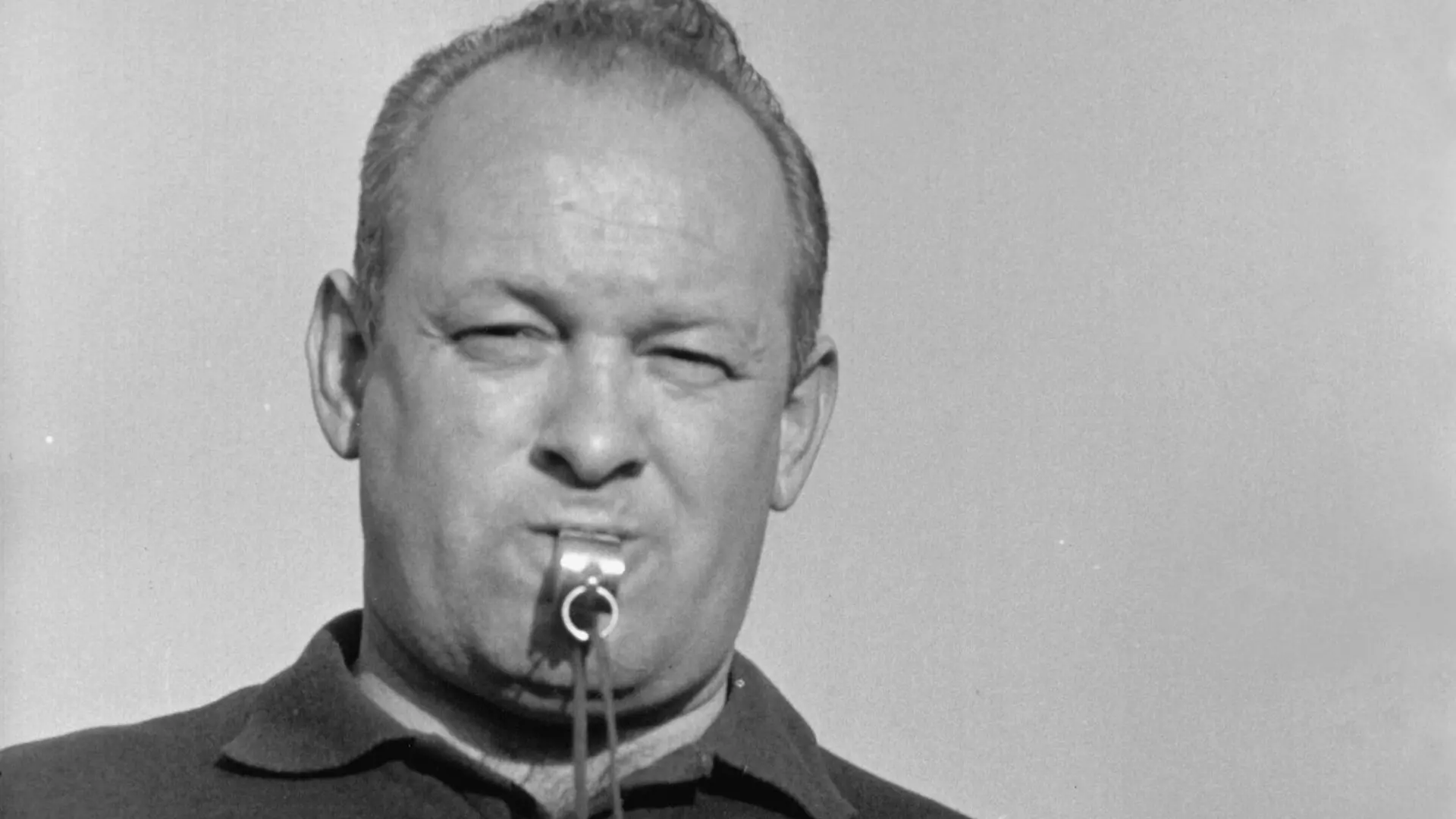 Der erfolgreiche Trainer des Bundesligisten FC Bayern München hält einen Fußball im Arm und feuert seine Mannschaft beim Training mit der Trillerpfeife an. Aufgenommen 1966.