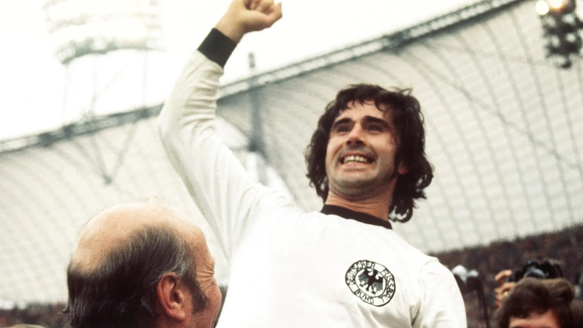 ARCHIV - 07.07.1974, Berlin_Sportarchiv: Der Deutsche Gerd Müller jubelt mit Bundestrainer Helmut Schön (l) über den Sieg im WM-Finale Deutschland gegen die Niederlande bei der Fußball-WM. (zu dpa "Der «Bomber» wird 75: Gerd Müller «kann man nicht hoch genug heben»") Foto: picture alliance / Karl Schnörrer/dpa +++ dpa-Bildfunk +++