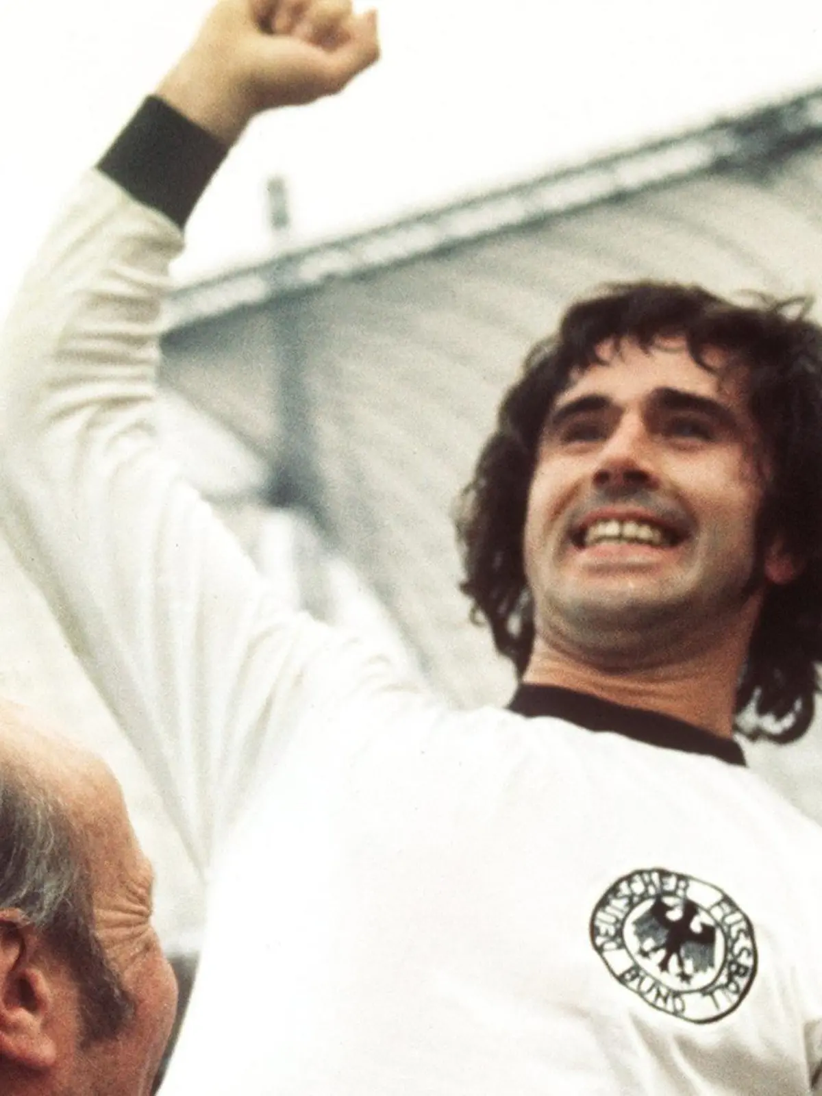 ARCHIV - 07.07.1974, Berlin_Sportarchiv: Der Deutsche Gerd Müller jubelt mit Bundestrainer Helmut Schön (l) über den Sieg im WM-Finale Deutschland gegen die Niederlande bei der Fußball-WM. (zu dpa "Der «Bomber» wird 75: Gerd Müller «kann man nicht hoch genug heben»") Foto: picture alliance / Karl Schnörrer/dpa +++ dpa-Bildfunk +++