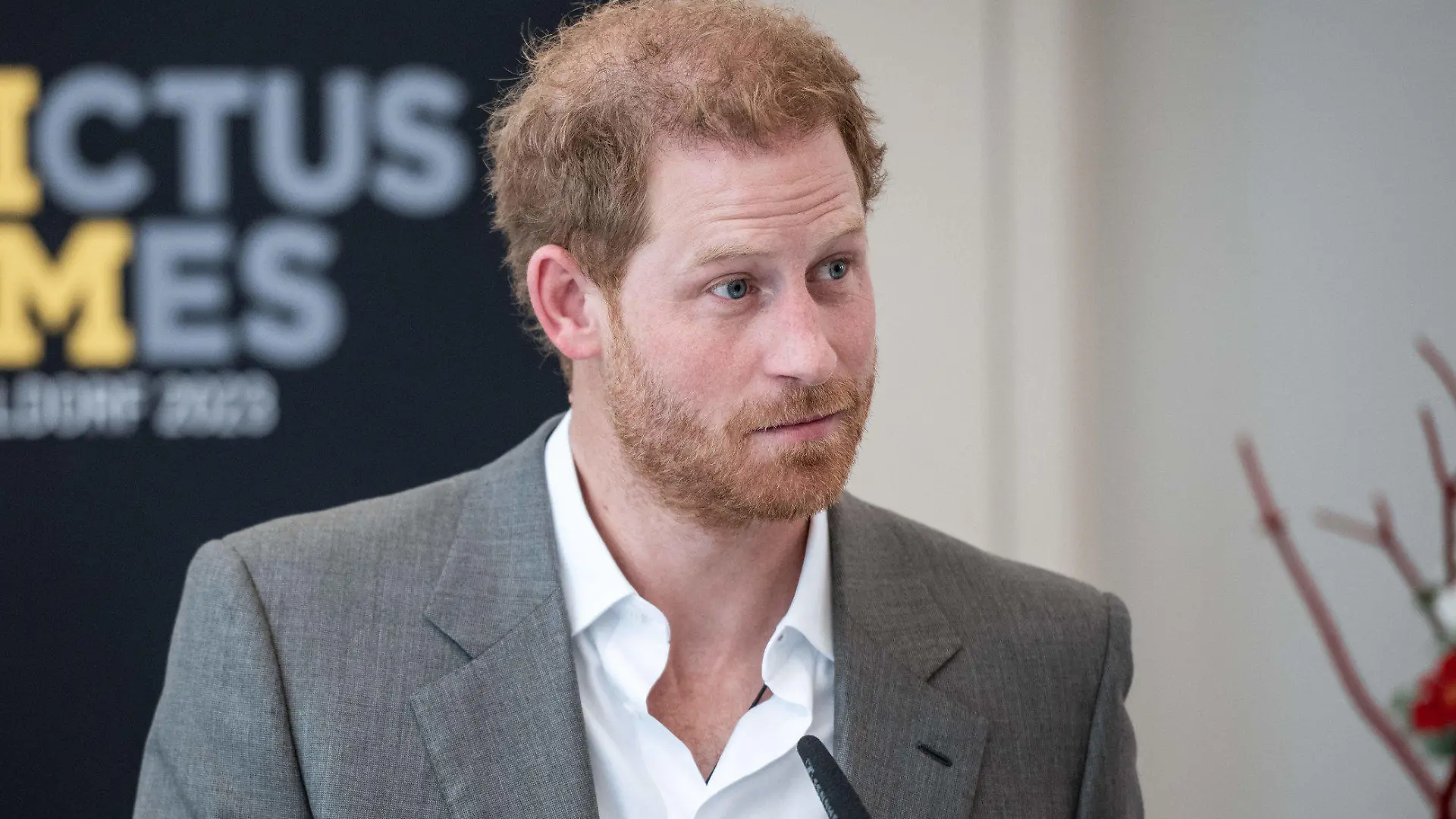 06.09.2022, Nordrhein-Westfalen, Düsseldorf: Prinz Harry, der Herzog von Sussex, steht im Rathaus in Düsseldorf und hält eine Rede. Der Prinz und seine Frau kommen nach Düsseldorf, um für die «Invictus Games» 2023 zu werben, die von Prinz Harry mit ins Leben gerufen wurden. Dabei handelt es sich um paralympische Wettkämpfe für Soldaten, die im Krieg verletzt wurden. Foto: Fabian Strauch/dpa +++ dpa-Bildfunk +++