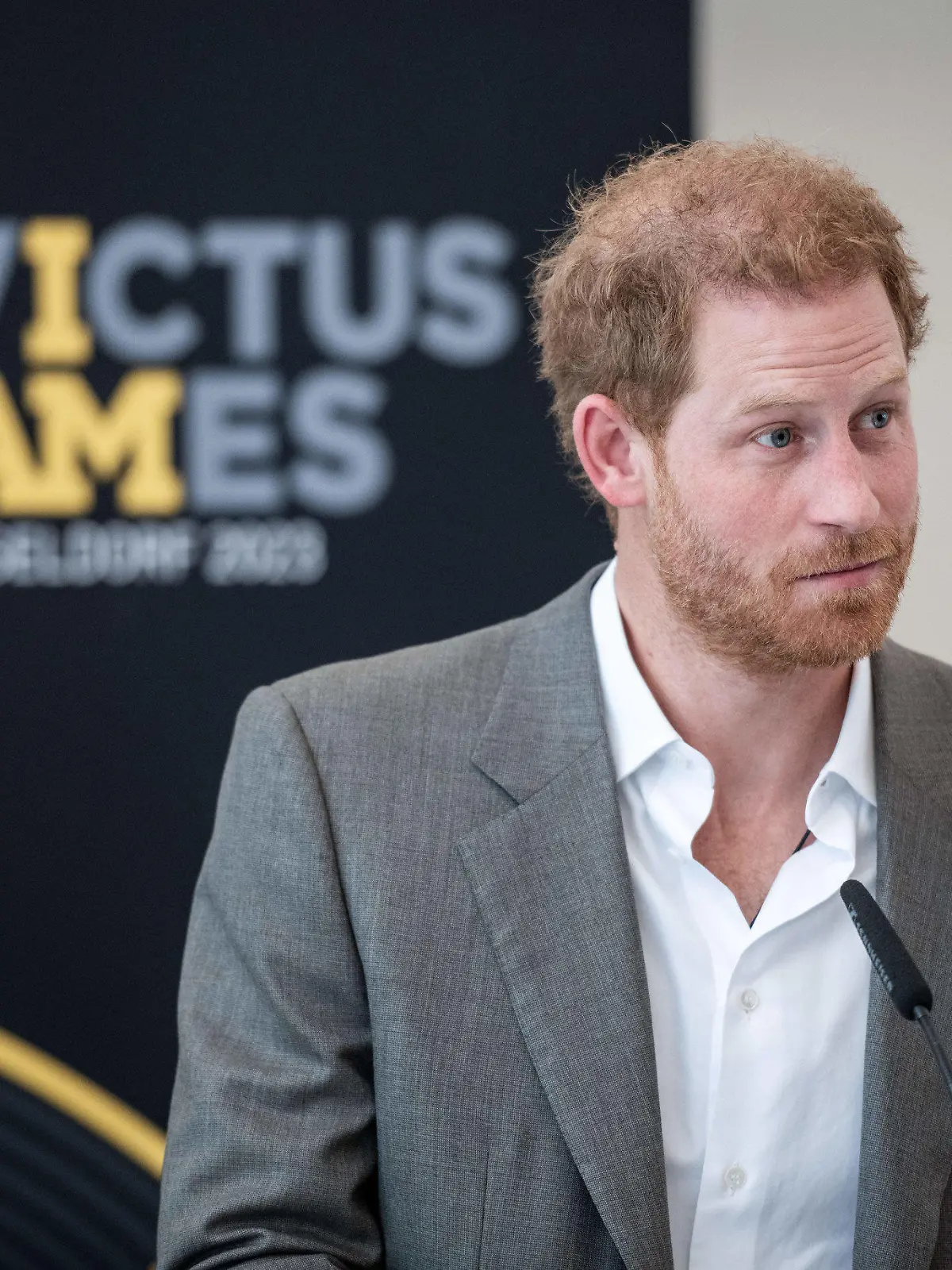 06.09.2022, Nordrhein-Westfalen, Düsseldorf: Prinz Harry, der Herzog von Sussex, steht im Rathaus in Düsseldorf und hält eine Rede. Der Prinz und seine Frau kommen nach Düsseldorf, um für die «Invictus Games» 2023 zu werben, die von Prinz Harry mit ins Leben gerufen wurden. Dabei handelt es sich um paralympische Wettkämpfe für Soldaten, die im Krieg verletzt wurden. Foto: Fabian Strauch/dpa +++ dpa-Bildfunk +++
