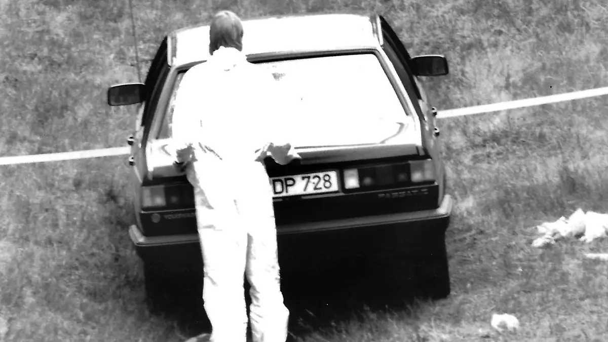 ARCHIV - 30.07.1989, Niedersachsen, Oldendorf: Polizeibeamte untersuchen im Wald in der Göhrde (Niedersachsen) ein Fahrzeug am Auffindeort eines ermordeten Paares. Die «Göhrde-Morde» bezeichnen den gewaltsamen Tod von zwei Paaren in der Gemeinde Göhrde im niedersächsischen Landkreis Lüchow-Dannenberg im Sommer 1989. Ein mehr als 30 Jahre altes Telefonbuch hat die Ermittler in dem Fall nun vorangebracht. (zu dpa: «"Göhrde-Morde"»: Gesuchtes Telefonbuch hat Polizei weitergebracht» - nur s/w) Foto: picture alliance / Michael Behns/dpa +++ dpa-Bildfunk +++