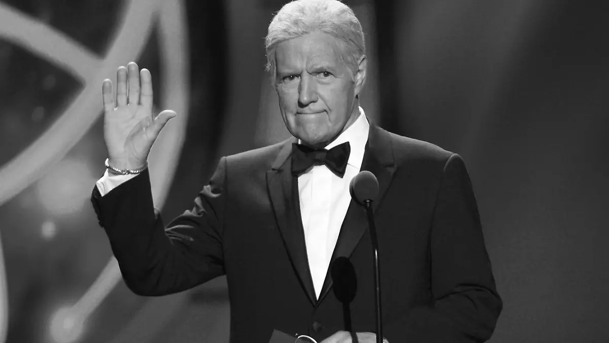 ARCHIV - 05.05.2019, USA, Pasadena: Alex Trebek, Moderator und Quiz-Show-Host aus Kanada, spricht bei den 44. jährlichen Daytime Emmy Awards in Kalifornien. Trebek starb am Sonntag, den 8. November 2020, nachdem er fast zwei Jahre lang gegen Bauchspeicheldrüsenkrebs gekämpft hatte. (Wiederholung mit verändertem Bildausschnitt) Foto: Chris Pizzello/Invision/AP/dpa +++ dpa-Bildfunk +++