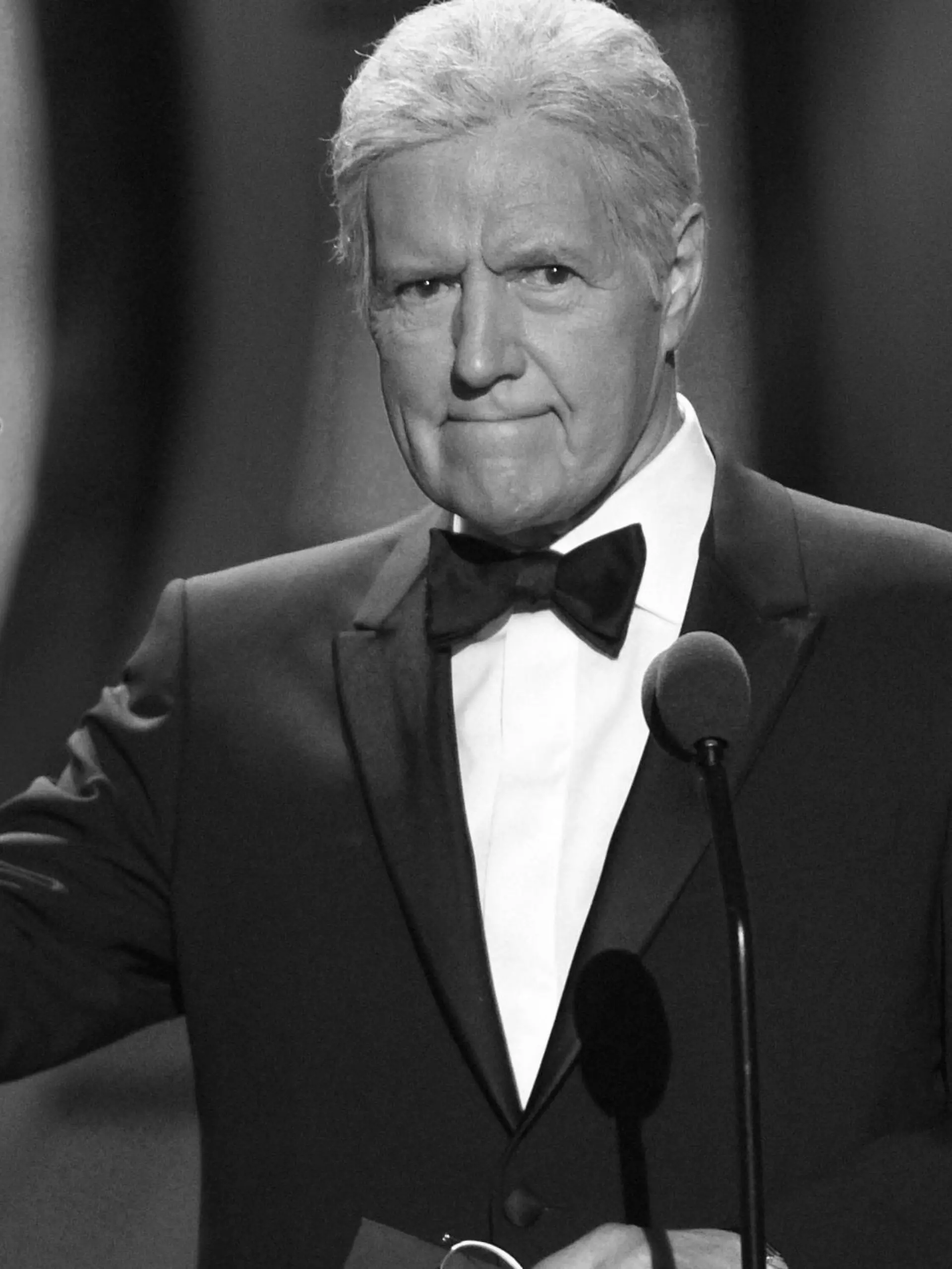 ARCHIV - 05.05.2019, USA, Pasadena: Alex Trebek, Moderator und Quiz-Show-Host aus Kanada, spricht bei den 44. jährlichen Daytime Emmy Awards in Kalifornien. Trebek starb am Sonntag, den 8. November 2020, nachdem er fast zwei Jahre lang gegen Bauchspeicheldrüsenkrebs gekämpft hatte. (Wiederholung mit verändertem Bildausschnitt) Foto: Chris Pizzello/Invision/AP/dpa +++ dpa-Bildfunk +++