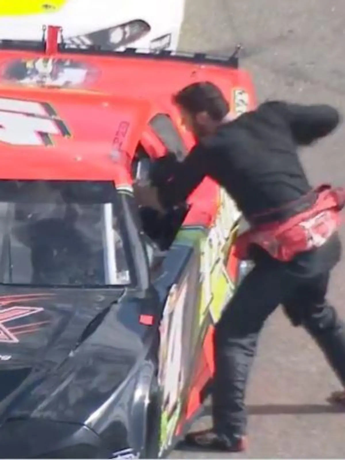 NASCAR-Pilot Andrew Grady verprügelt Kontrahenten