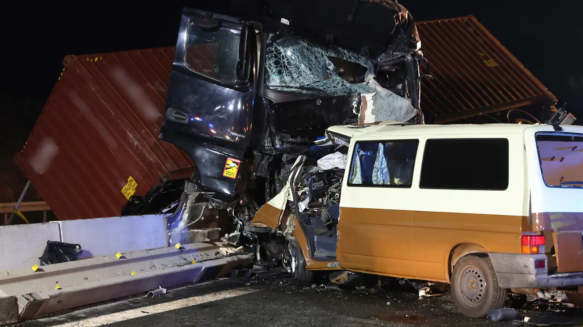 23.09.2022, Bayern, Wachenroth: Ein verunfallter Lastwagen und verunfallter VW Bus an der Unfallstelle auf der Autobahn 3 in Mittelfranken. Beim Zusammenstoß zweier Lastwagen auf der Autobahn 3 in Mittelfranken sind am Freitag zwei Menschen ums Leben gekommen. In den Unfall zwischen Höchstadt Nord und Schlüsselfeld in Richtung Würzburg war zudem ein großer Pkw verwickelt. Foto: Goppelt/Vifogra/dpa +++ dpa-Bildfunk +++