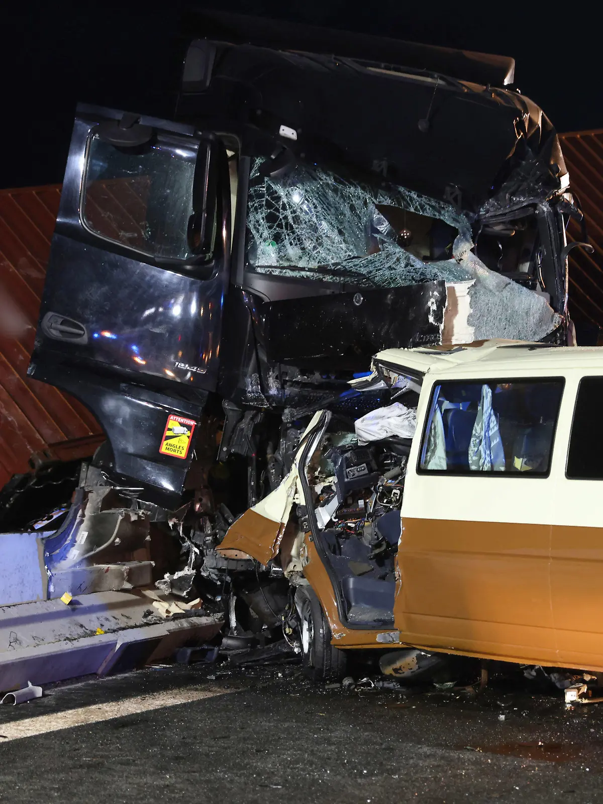 23.09.2022, Bayern, Wachenroth: Ein verunfallter Lastwagen und  verunfallter VW Bus an der Unfallstelle auf der Autobahn 3 in Mittelfranken. Beim Zusammenstoß zweier Lastwagen auf der Autobahn 3 in Mittelfranken sind am Freitag zwei Menschen ums Leben gekommen. In den Unfall zwischen Höchstadt Nord und Schlüsselfeld in Richtung Würzburg war zudem ein großer Pkw verwickelt. Foto: Goppelt/Vifogra/dpa +++ dpa-Bildfunk +++