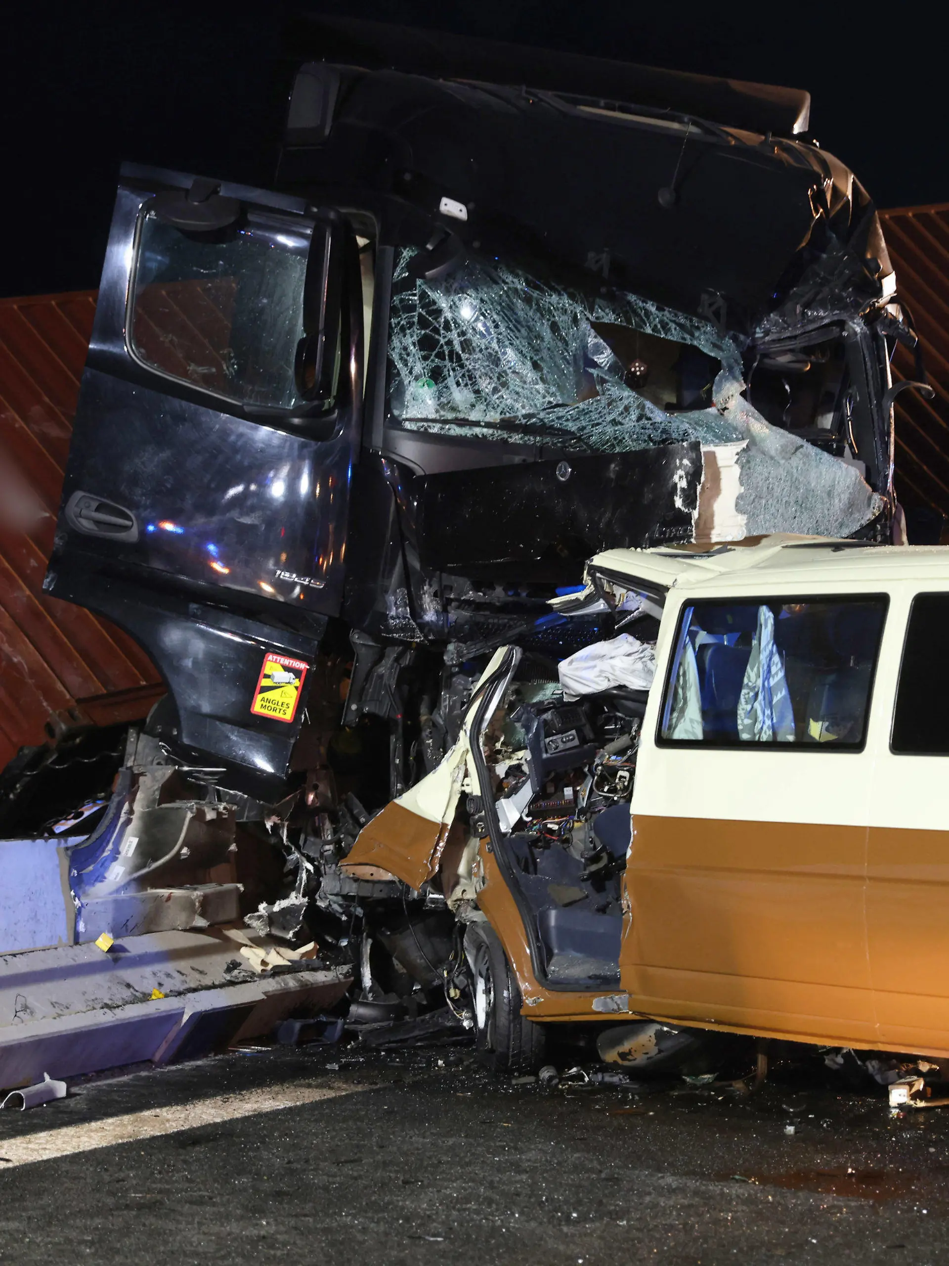 23.09.2022, Bayern, Wachenroth: Ein verunfallter Lastwagen und  verunfallter VW Bus an der Unfallstelle auf der Autobahn 3 in Mittelfranken. Beim Zusammenstoß zweier Lastwagen auf der Autobahn 3 in Mittelfranken sind am Freitag zwei Menschen ums Leben gekommen. In den Unfall zwischen Höchstadt Nord und Schlüsselfeld in Richtung Würzburg war zudem ein großer Pkw verwickelt. Foto: Goppelt/Vifogra/dpa +++ dpa-Bildfunk +++