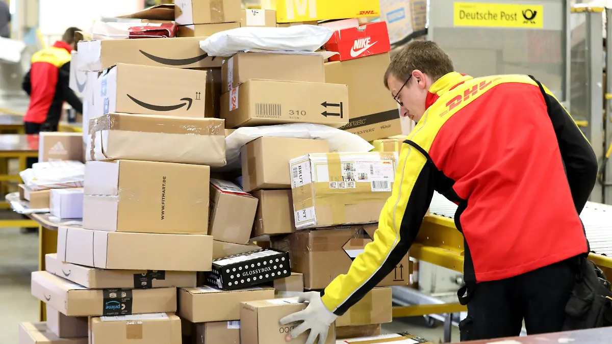 08.04.2020, Mecklenburg-Vorpommern, Groß Schwaß: In der Zustellbasis der Deutschen Post werden die Pakete sortiert und auf die Fahrzeuge verteilt. Wegen der Corona-Krise nutzen immer mehr Bürger die Online-Bestellmöglichkeiten, das sorgt bei den Zustelldiensten für Hochbetrieb wie sonst nur in der Vorweihnachtszeit. Während in der Zustellbasis sonst rund 5.000 Sendungen täglich umgeschlagen werden, sind es derzeit 7.500. Foto: Bernd Wüstneck/dpa-Zentralbild/dpa +++ dpa-Bildfunk +++