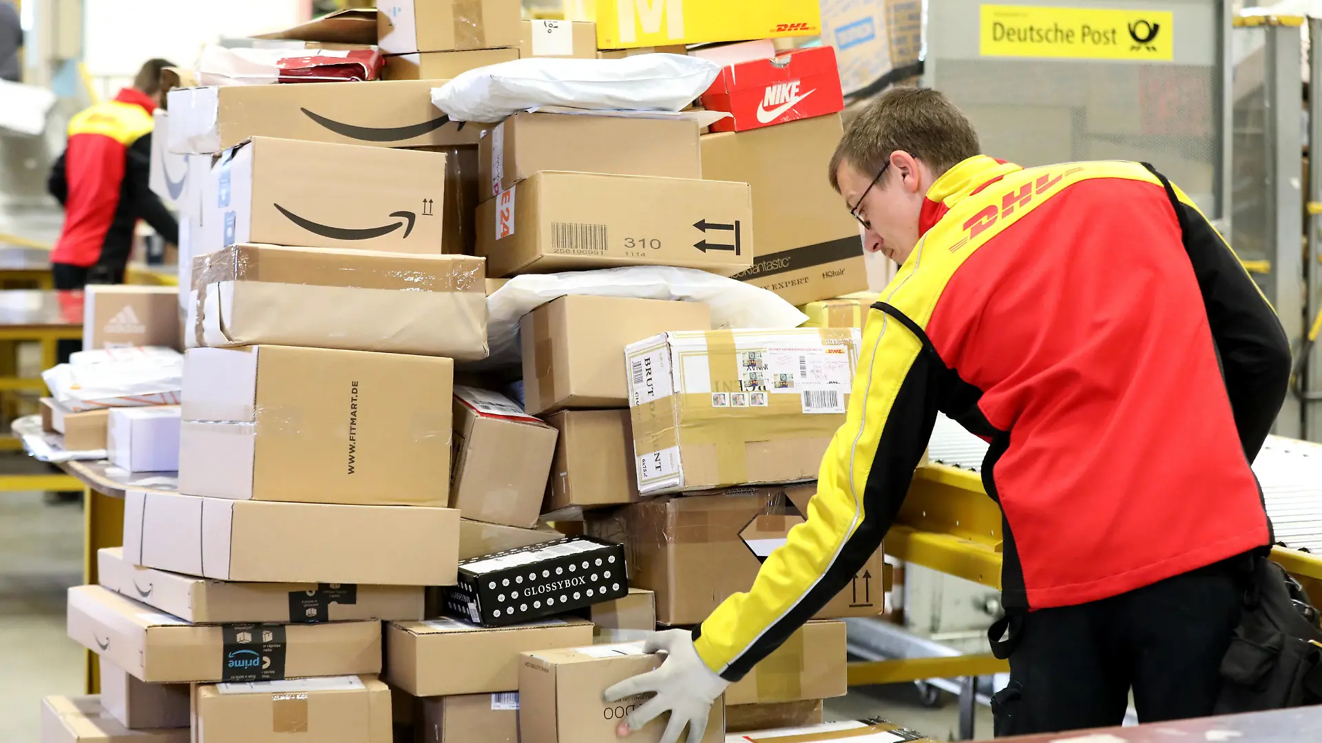 08.04.2020, Mecklenburg-Vorpommern, Groß Schwaß: In der Zustellbasis der Deutschen Post werden die Pakete sortiert und auf die Fahrzeuge verteilt. Wegen der Corona-Krise nutzen immer mehr Bürger die Online-Bestellmöglichkeiten, das sorgt bei den Zustelldiensten für Hochbetrieb wie sonst nur in der Vorweihnachtszeit. Während in der Zustellbasis sonst rund 5.000 Sendungen täglich umgeschlagen werden, sind es derzeit 7.500. Foto: Bernd Wüstneck/dpa-Zentralbild/dpa +++ dpa-Bildfunk +++