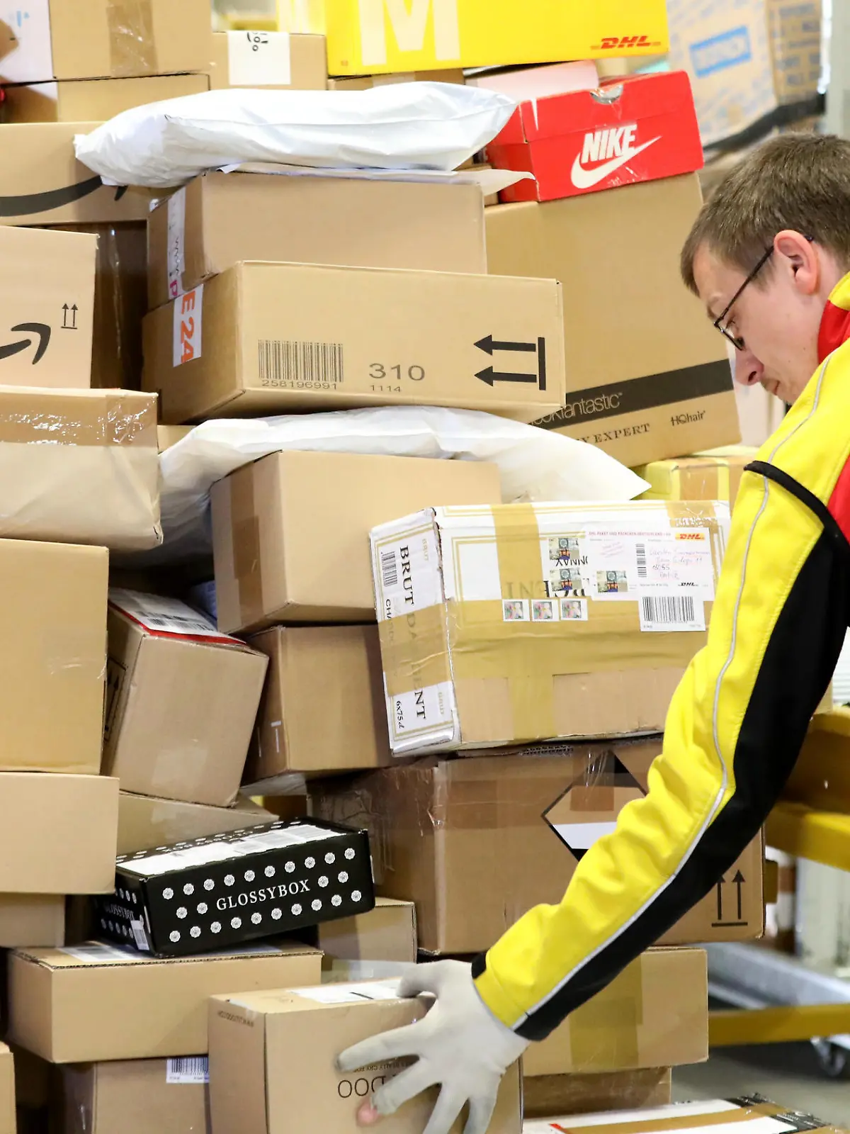 08.04.2020, Mecklenburg-Vorpommern, Groß Schwaß: In der Zustellbasis der Deutschen Post werden die Pakete sortiert und auf die Fahrzeuge verteilt. Wegen der Corona-Krise nutzen immer mehr Bürger die Online-Bestellmöglichkeiten, das sorgt bei den Zustelldiensten für Hochbetrieb wie sonst nur in der Vorweihnachtszeit. Während in der Zustellbasis sonst rund 5.000 Sendungen täglich umgeschlagen werden, sind es derzeit 7.500. Foto: Bernd Wüstneck/dpa-Zentralbild/dpa +++ dpa-Bildfunk +++