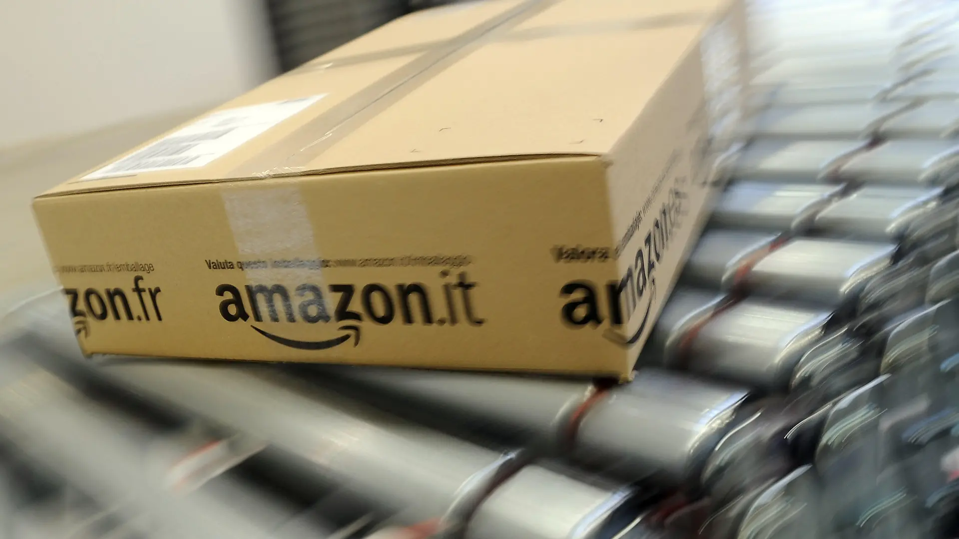 ARCHIV - Ein Paket rollt am 17.02.2012 im Amazon Logistikzentrum in Rheinberg über ein Transportband. Das Einkaufen im Internet ist bequem, doch es hat einen großen Nachteil. In der Regel dauert es einen Tag oder länger, bis der Käufer die bestellten Produkte in Händen hält. Aber das könnte sich bald ändern. Die Warenzustellung noch am Tag der Bestellung gilt vielen Internethändlern inzwischen als das nächste große Ding im eCommerce. Foto: Henning Kaiser/dpa (zu KORR vom 27.05.2014) +++(c) dpa - Bildfunk+++
