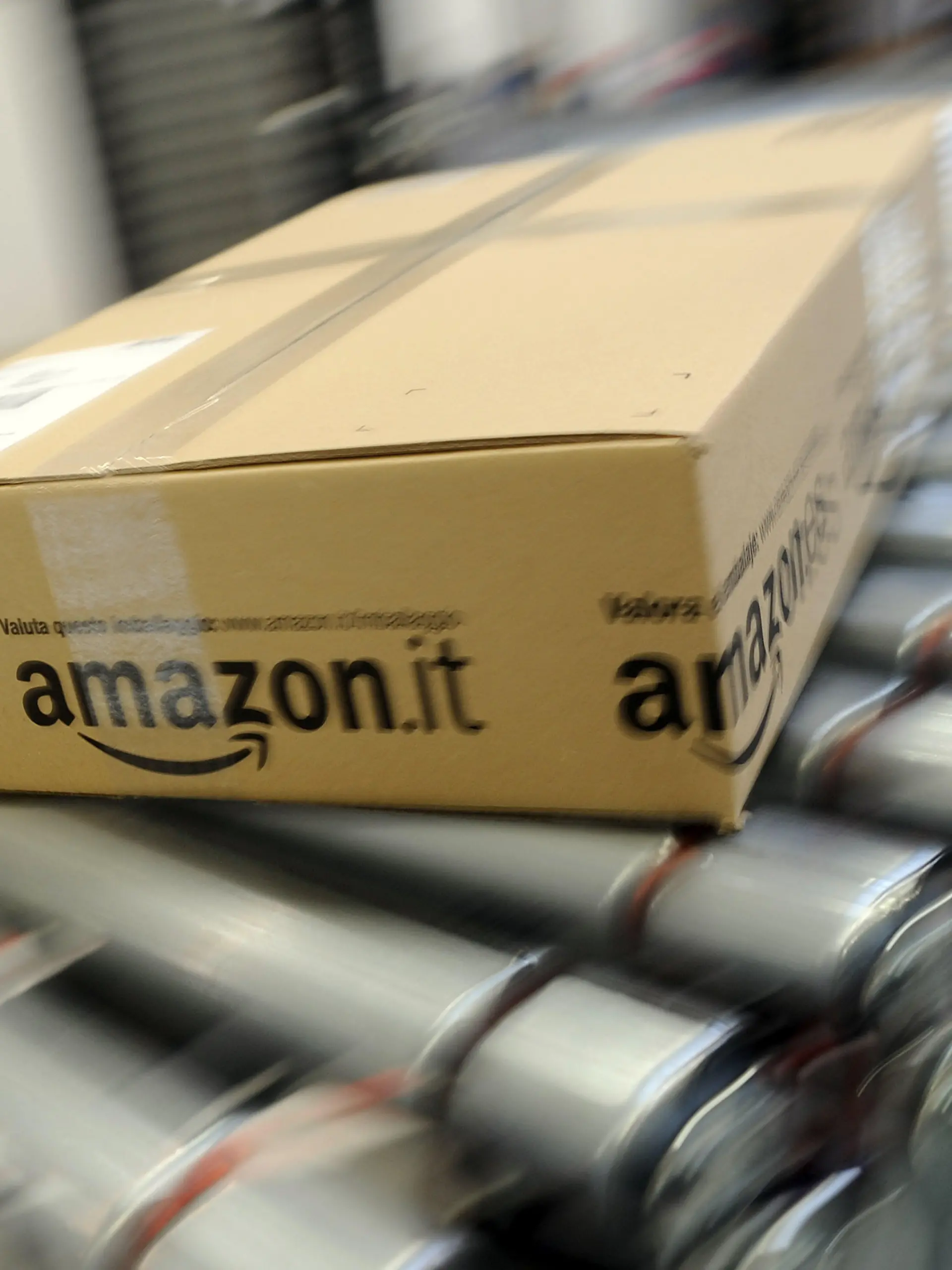 ARCHIV - Ein Paket rollt am 17.02.2012 im Amazon Logistikzentrum in Rheinberg über ein Transportband. Das Einkaufen im Internet ist bequem, doch es hat einen großen Nachteil. In der Regel dauert es einen Tag oder länger, bis der Käufer die bestellten Produkte in Händen hält. Aber das könnte sich bald ändern. Die Warenzustellung noch am Tag der Bestellung gilt vielen Internethändlern inzwischen als das nächste große Ding im eCommerce.  Foto: Henning Kaiser/dpa (zu KORR vom 27.05.2014) +++(c) dpa - Bildfunk+++