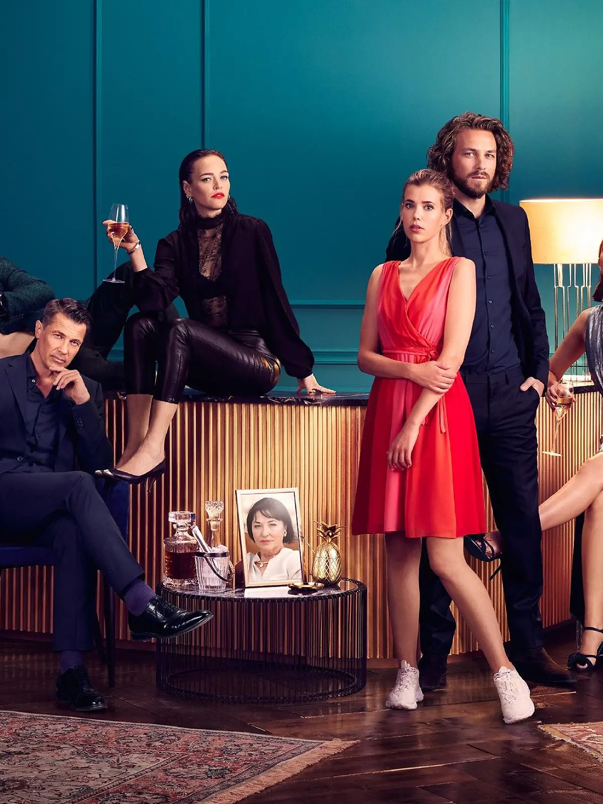 V.l.: Oliver Sabel (Jo Weil), Paul Verhoven (Lennart Betzgen), Ansgar von Lahnstein (Wolfram Grandezka), Livia Verhoven (Livia Matthes), Josefin Reinhardt  (Sina Zadra), Alexander Verhoven (Frederik Götz), Bobbi Atakan (Asli Melisa Uzun), Robert Verhoven (Heinz Hoenig) und Eva Verhoven (Stephanie Japp)

Die Verwendung des sendungsbezogenen Materials ist nur mit dem Hinweis und Verlinkung auf TVNOW gestattet.