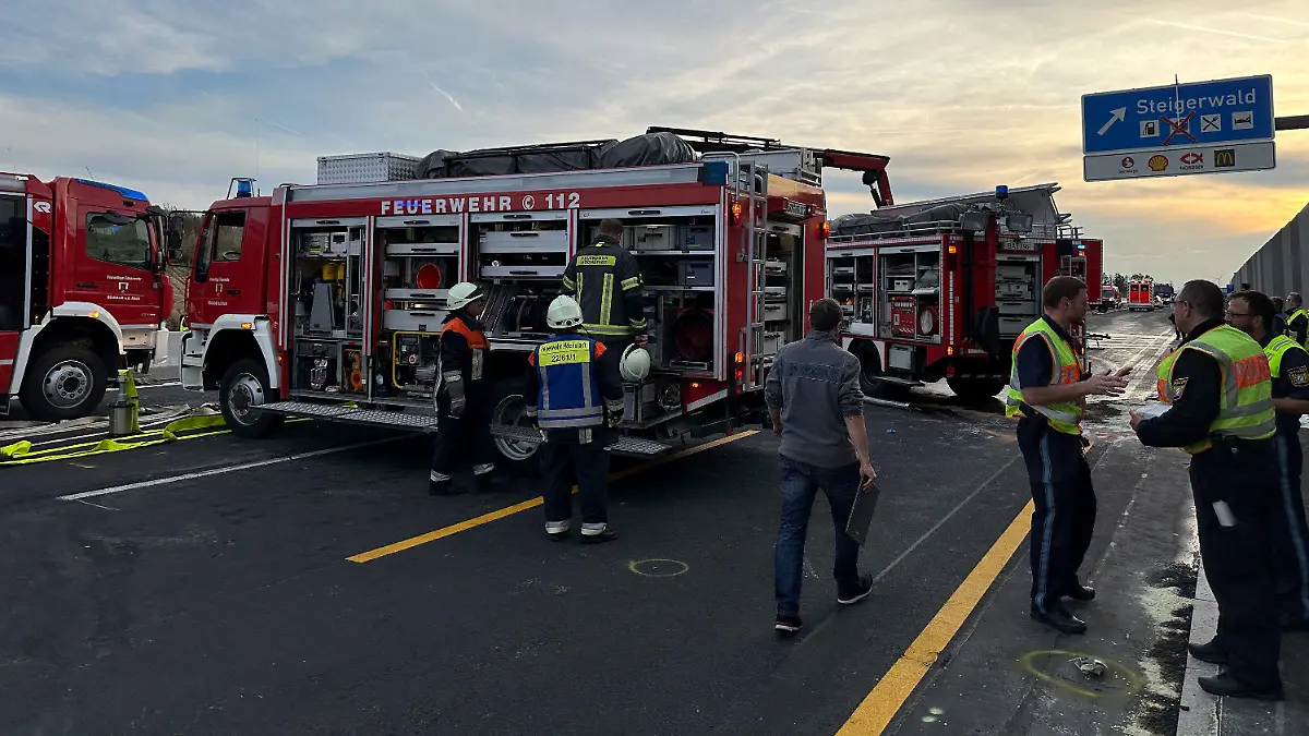 23.09.2022, Bayern, Wachenroth: Einsatzkräfte der Feuerwehr und andere Rettungskräfte sind an der Unfallstelle auf der Autobahn 3 in Mittelfranken im Einsatz. Beim Zusammenstoß zweier Lastwagen auf der Autobahn 3 in Mittelfranken sind am Freitag zwei Menschen ums Leben gekommen. Ein Lkw mit Wohnmobil habe in einer Baustelle die mittlere Leitplanke durchbrochen und sei dann mit einem entgegenkommenden Sattelschlepper zusammengestoßen, sagte ein Polizeisprecher am Abend. In den Unfall zwischen Höchstadt Nord und Schlüsselfeld in Richtung Würzburg war zudem ein Auto verwickelt. Foto: Goppelt/Vifogra/dpa +++ dpa-Bildfunk +++