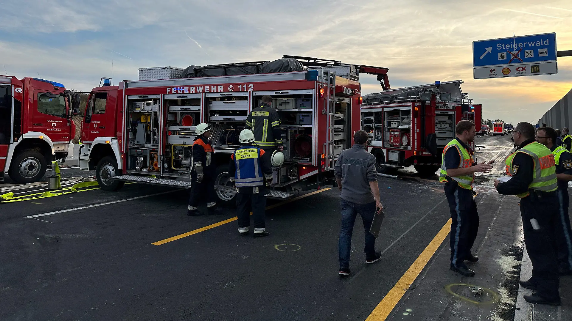 23.09.2022, Bayern, Wachenroth: Einsatzkräfte der Feuerwehr und andere Rettungskräfte sind an der Unfallstelle auf der Autobahn 3 in Mittelfranken im Einsatz. Beim Zusammenstoß zweier Lastwagen auf der Autobahn 3 in Mittelfranken sind am Freitag zwei Menschen ums Leben gekommen. Ein Lkw mit Wohnmobil habe in einer Baustelle die mittlere Leitplanke durchbrochen und sei dann mit einem entgegenkommenden Sattelschlepper zusammengestoßen, sagte ein Polizeisprecher am Abend. In den Unfall zwischen Höchstadt Nord und Schlüsselfeld in Richtung Würzburg war zudem ein Auto verwickelt. Foto: Goppelt/Vifogra/dpa +++ dpa-Bildfunk +++