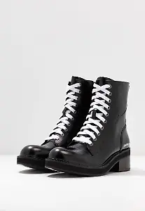 Schnürstiefeletten