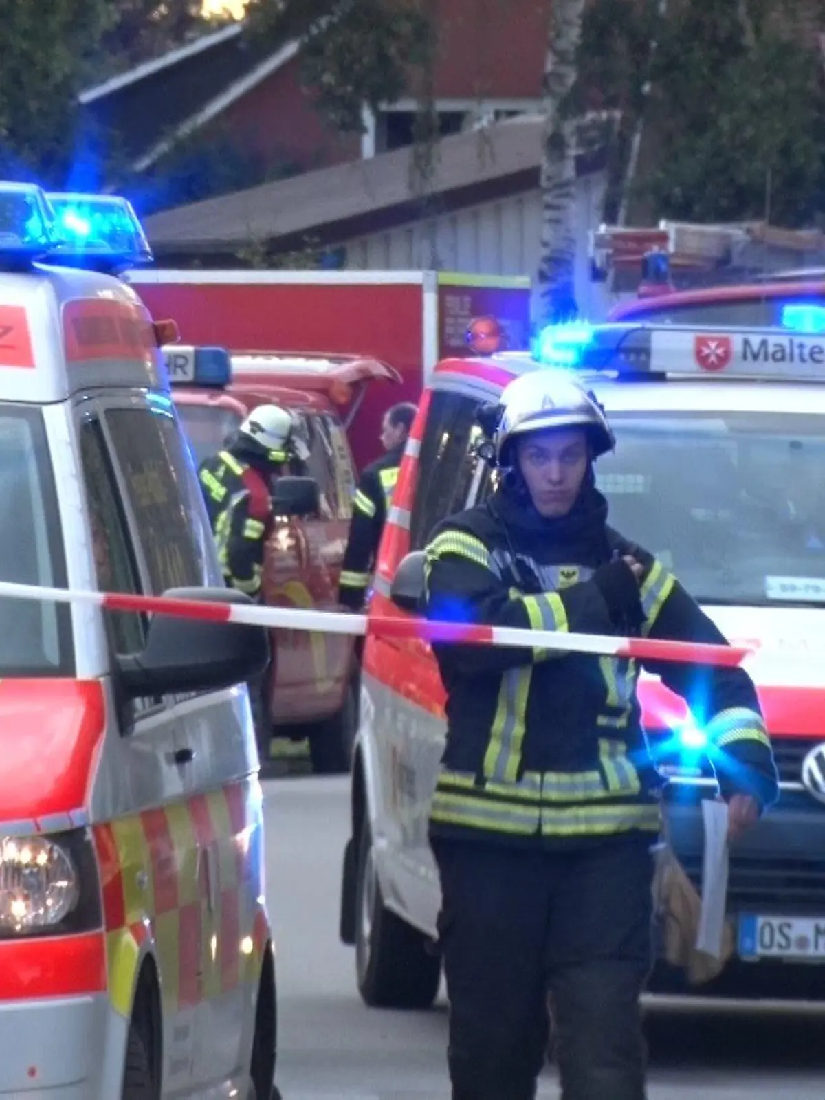25.09.2022, Niedersachsen, Fürstenau: Rettungskräfte von Malteser und der Feuerwehr sind bei einem Einfamilienhaus im Einsatz. Fünf Menschen sind mit einem Balkon eines Einfamilienhauses in Fürstenau bei Osnabrück in die Tiefe gestürzt. Foto: Nord-West-Media TV/NWM-TV/dpa +++ dpa-Bildfunk +++