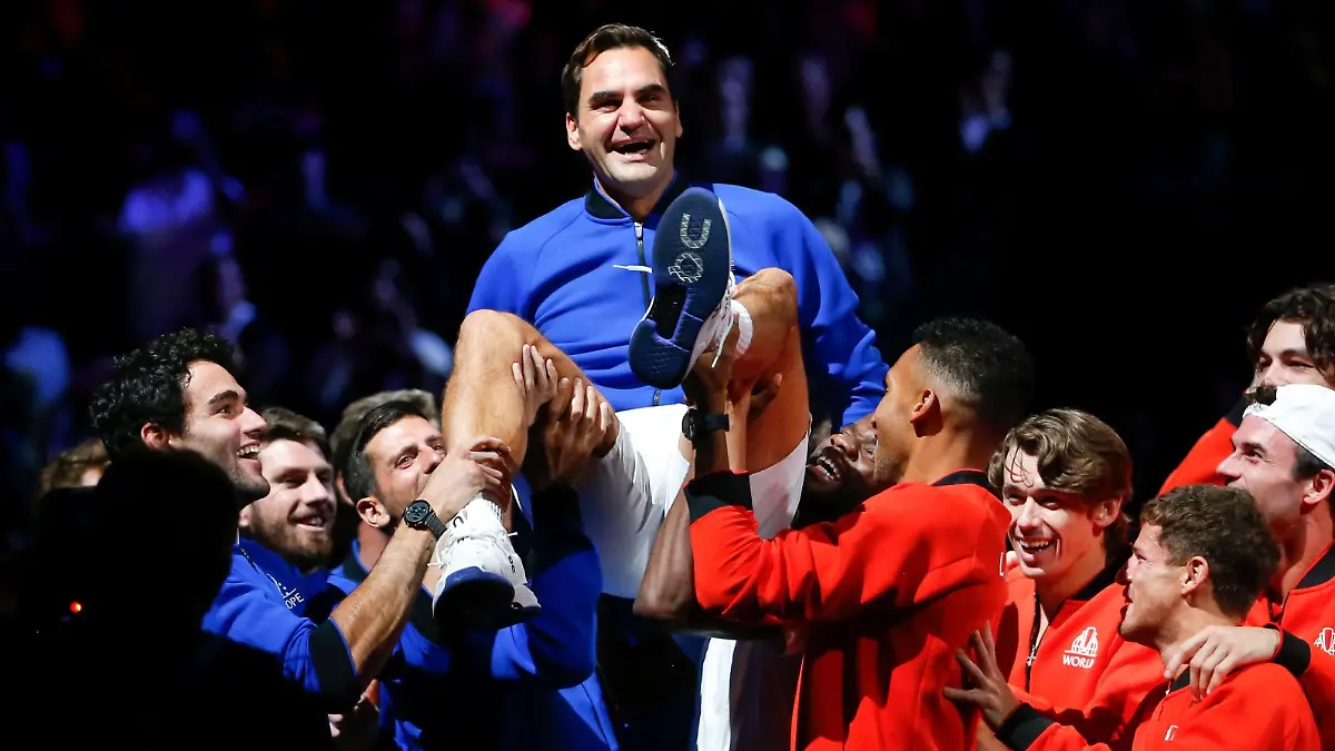 Mandatory Credit: Photo by Ella Ling/Shutterstock 13413997fc Roger Federer is lifted aloft by Team Europe and Team World after the final match of his career Laver Cup, Tennis Tournament, Day One, 02 Arena, London, UK - 23 Sep 2022 Laver Cup, Tennis Tournament, Day One, 02 Arena, London, UK - 23 Sep 2022 PUBLICATIONxINxGERxSUIxAUTXHUNxGRExMLTxCYPxROMxBULxUAExKSAxONLY Copyright: xEllaxLing/Shutterstockx 13413997fc