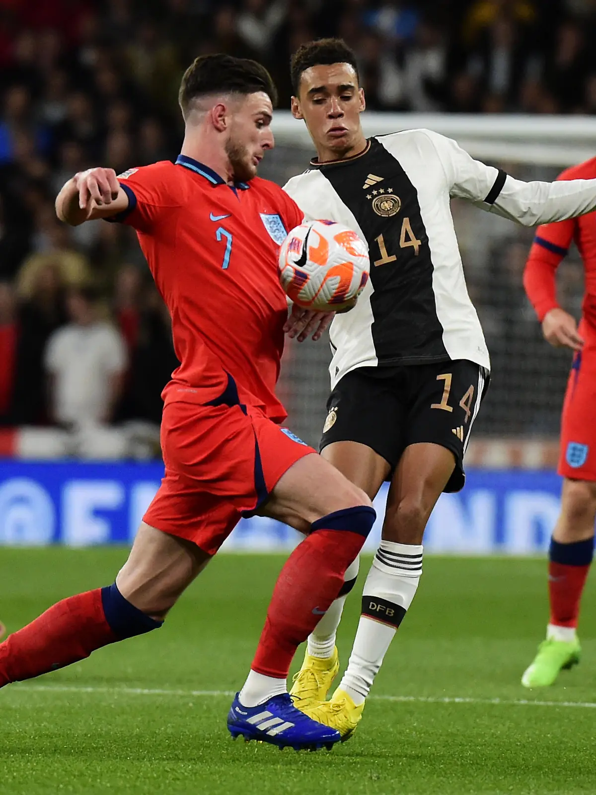  Mandatory Credit: Photo by MICAH CROOK/PPAUK/Shutterstock 13415440i Declan Rice of England is challenged by Jamal Musiala of Germany during the Nations League match between England and Germany at Wembley Stadium, London on 26 September 2022 Photo: Micah Crook/PPAUK England v Germany, Nations League Football match, Wembley Stadium, London, UK - 26 Sep 2022 England v Germany, Nations League Football match, Wembley Stadium, London, UK - 26 Sep 2022 PUBLICATIONxINxGERxSUIxAUTXHUNxGRExMLTxCYPxROMxBULxUAExKSAxONLY Copyright: xMICAHxCROOK/PPAUK/Shutterstockx 13415440i