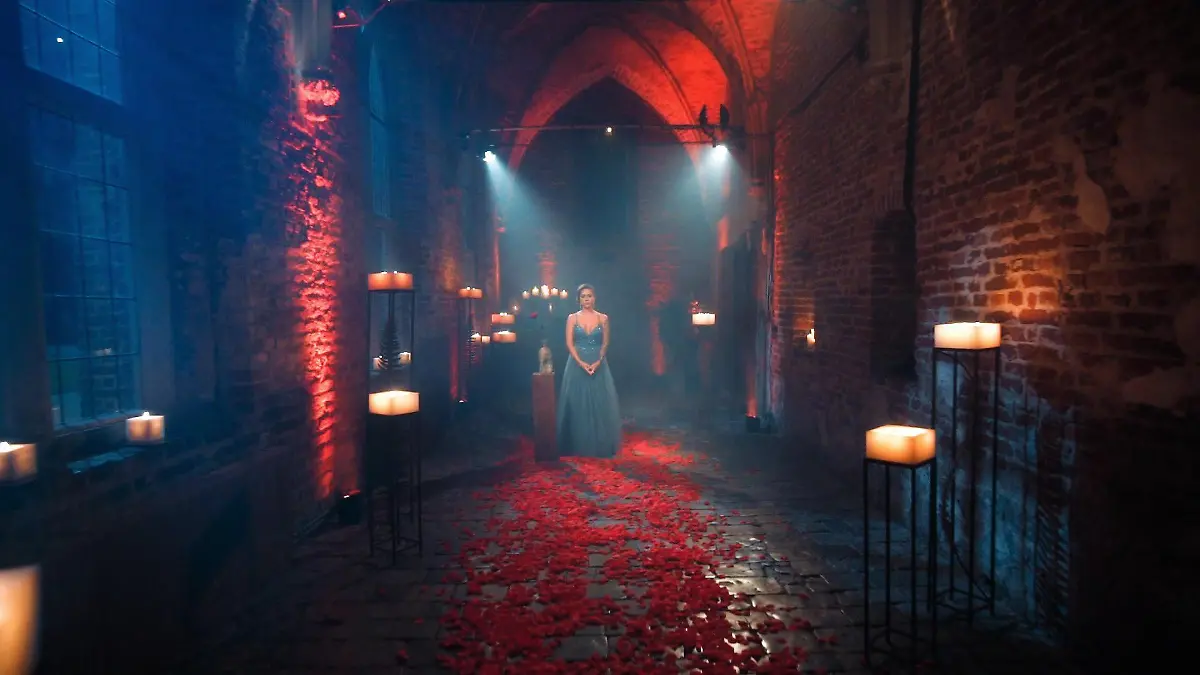 Die letzten Meter bis zur Bachelorette waren mit Rosenblättern bedeckt