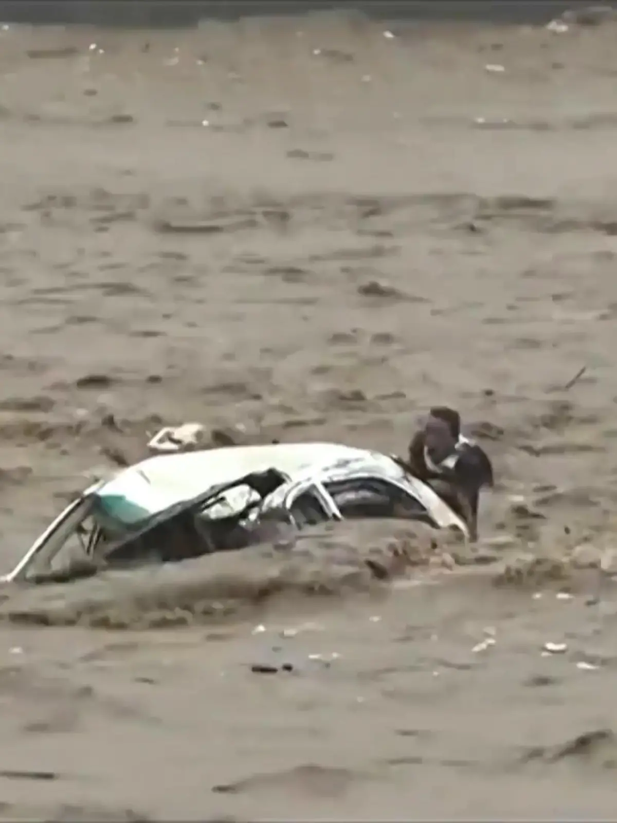 90 Minuten lang musste dieser Mann in den Fluten um sein Leben kämpfen!  Im Norden Chinas ist er mit seinem Auto in einen Fluss geraten, der durch starke Regenfälle überschwemmt wurde. Er wollte unter einer Brücke durchfahren, die teilweise unter Wasser stand - dann wurde er mitgerissen.