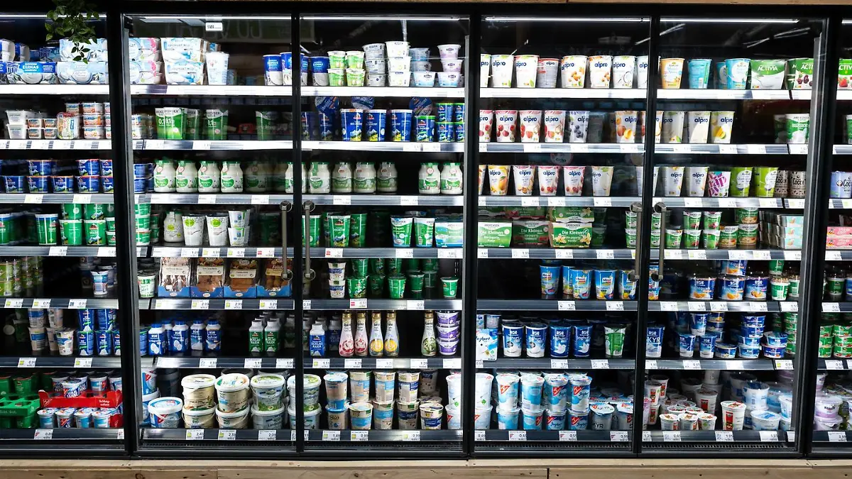 Verschiedene Milchprodukte stehen in Kühlschränken in einem Supermarkt.