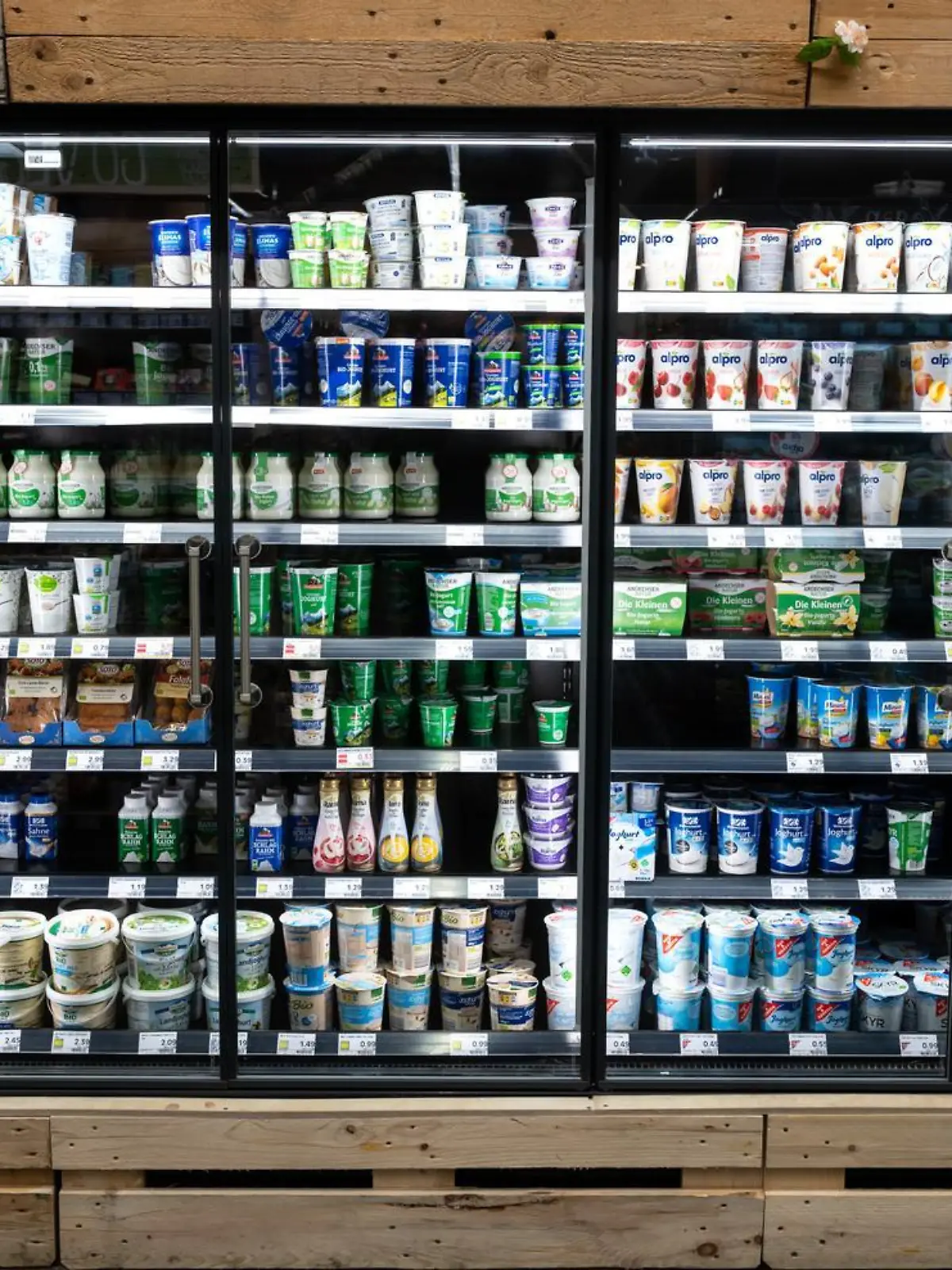 Verschiedene Milchprodukte stehen in Kühlschränken in einem Supermarkt.