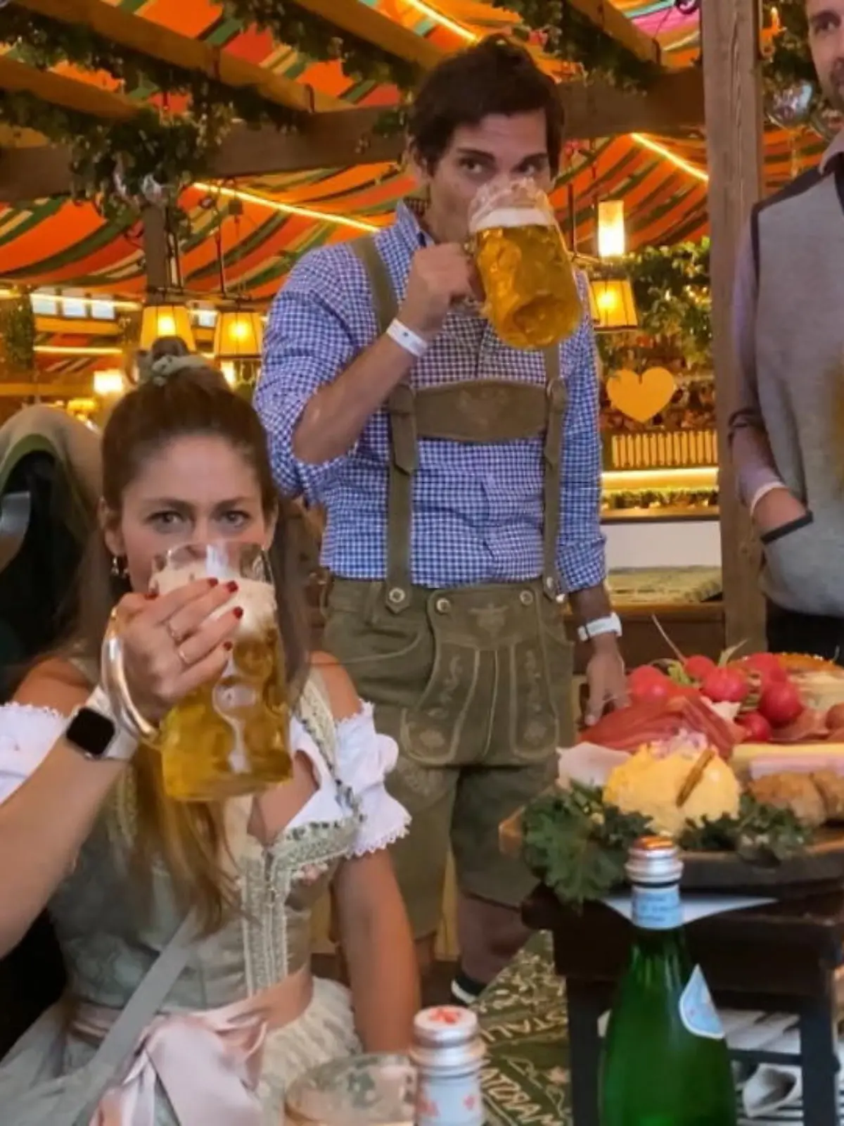 Fettiges Essen, Süßkram, Maß Bier und ordentlich abfeiern - hat das Auswirkungen auf ihren Körper? Reporterin Johanna Szanto macht den ultimativen Wiesn-Test.