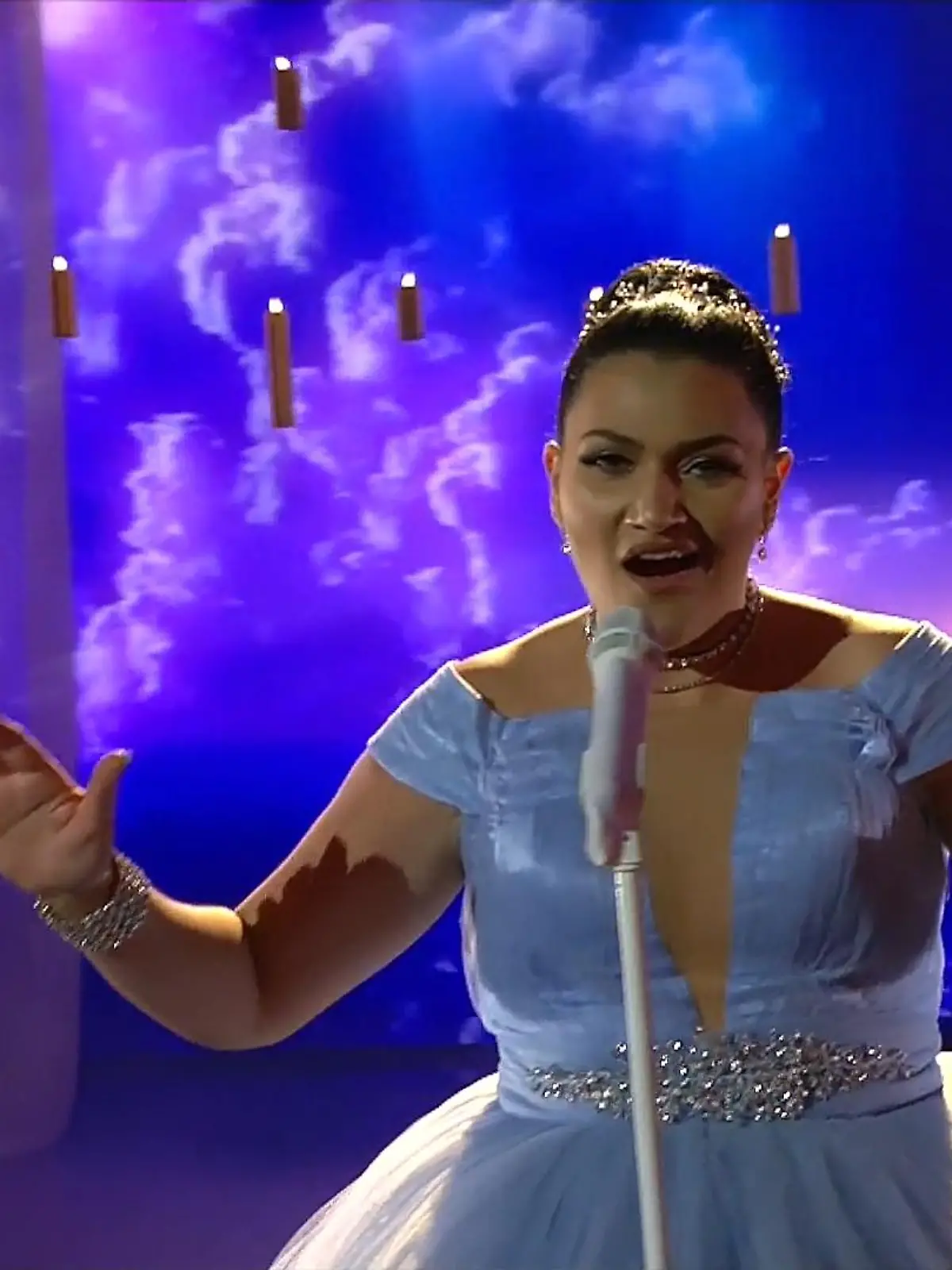 Vanessa Calcagno steht bereits zum zweiten Mal in ihrem Leben im Finale von "Das Supertalent". Dieses Mal soll es mit dem Sieg klappen. Bei ihrem Auftritt schmettert sie mit ihrer himmlischen Stimme eine Arie hin, die alle mitten ins Herz trifft.